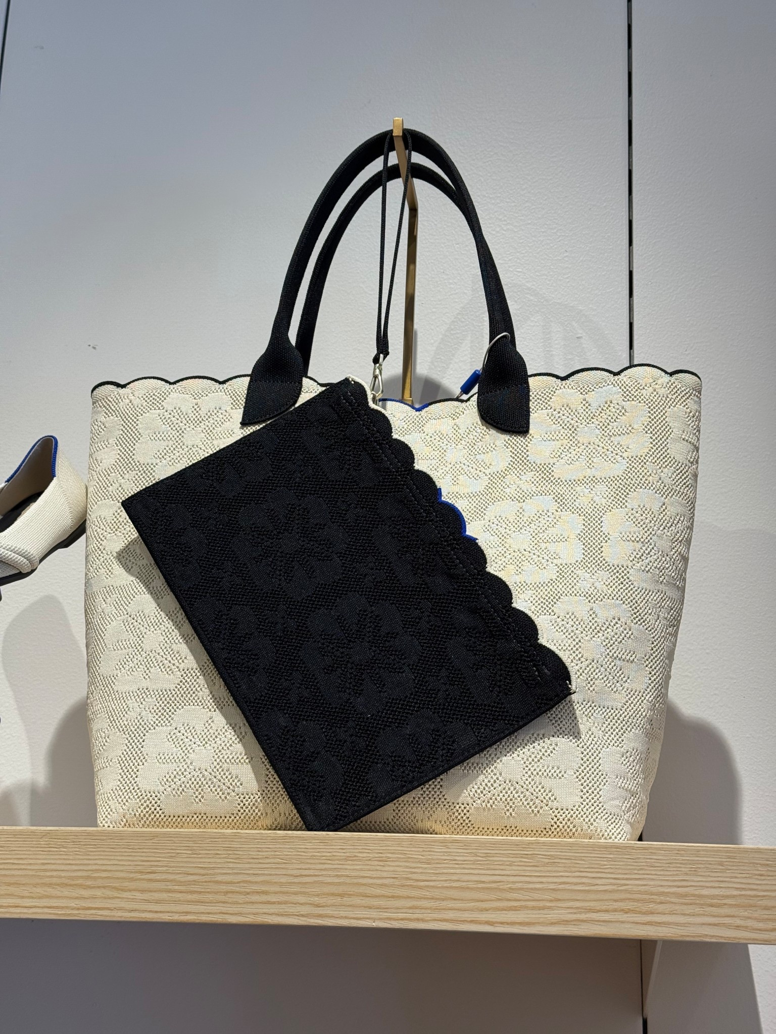 Large tote, oversized bag, summer bag, wristlet bag

#LTKSeasonal #LTKSummerEdit #LTKItBag