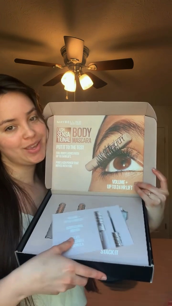 De vuelta con uno de mis favoritos. ✨ Si me siguen desde hace tiempo, saben que ya había probado la Lash Sensational Body™ Mascara de @maybelline , y hoy les confirmo por qué se quedó en mi rutina.
Mis pestañas son naturalmente caídas, así que no les voy a mentir: no hace milagros de la noche a la mañana, pero el efecto de volumen es una locura. Hace que se me vea literalmente el doble de pestañas, con un cuerpo y una densidad espectaculares.
Además, aguanta intacto todo el día sin dejar grumos ni manchar la ojera. Definitivamente, mi opción de confianza para cuando quiero una mirada con más fuerza. 🤎🖤#GiftedByMaybelline #BodyMascaraLiftCheck