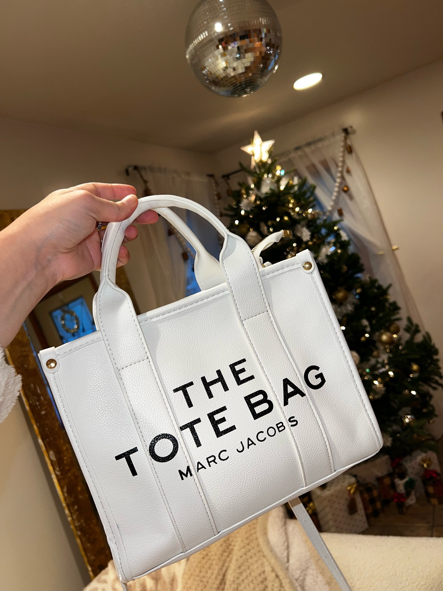 marc jacobs the tote bag winter purse white luxury

#LTKFind #LTKunder100 #LTKGiftGuide