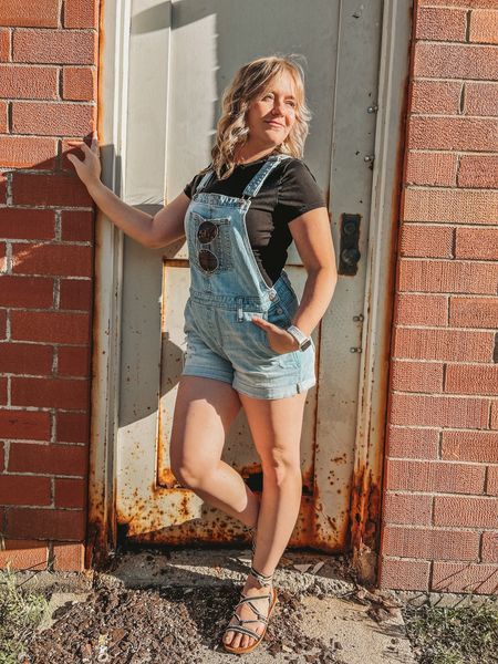 Cropped tees and overalls. Yes please! 


#LTKstyletip #LTKSeasonal #LTKsalealert