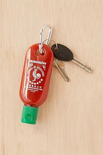 Schlüsselanhänger mit Sriracha-Flasche | Urban Outfitters (EU)