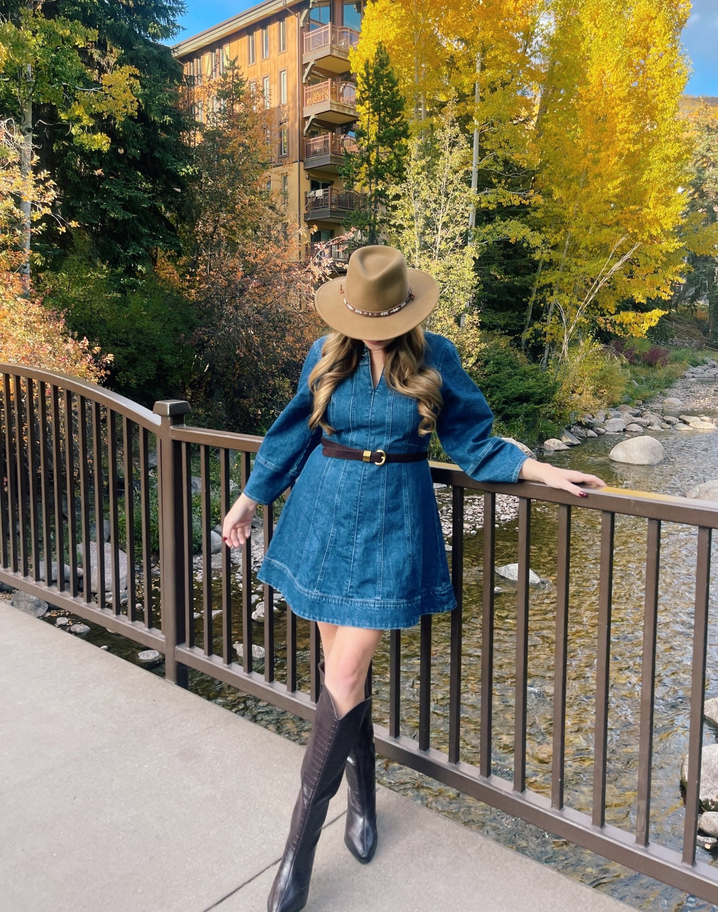 Obsessed with this denim dress for fall 🤎 