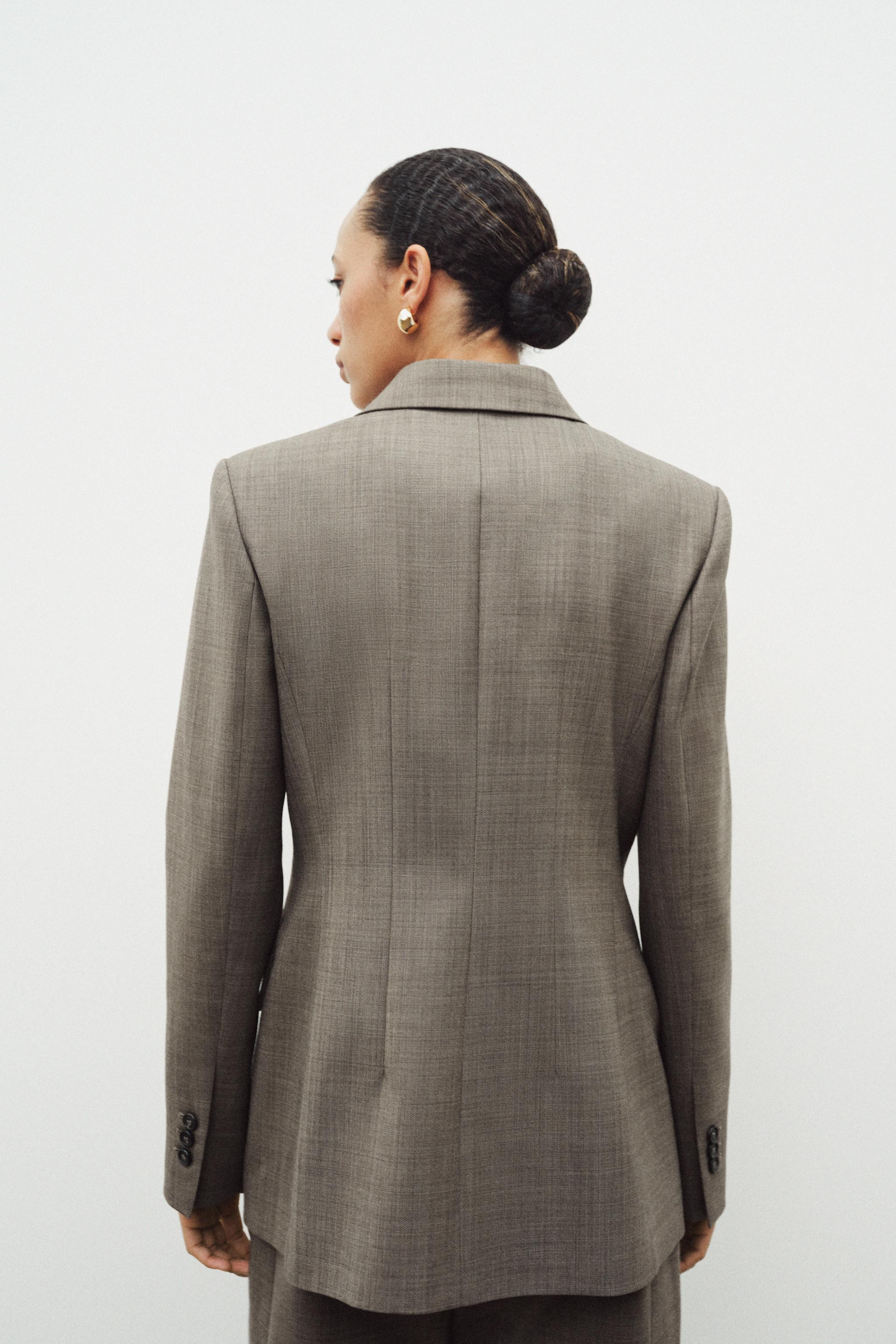 ZARA WOMAN COLLECTIONBlazer aderente realizzato in misto lana. Revers classici e maniche lunghe c... | Zara IT