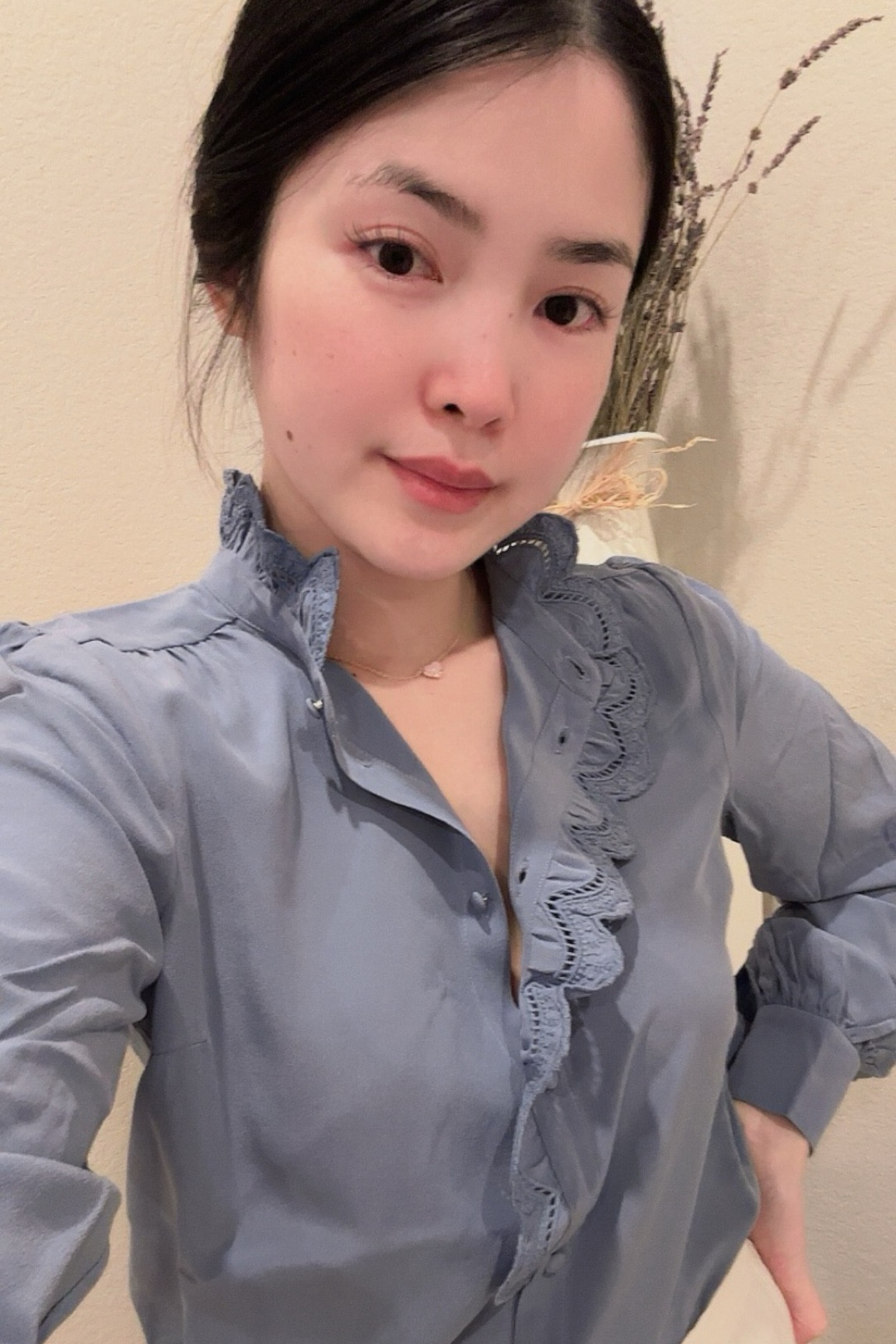 Áo này 100% silk và có rất nhiều màu xinh để chọn. Mình mặc size số 0 ạ