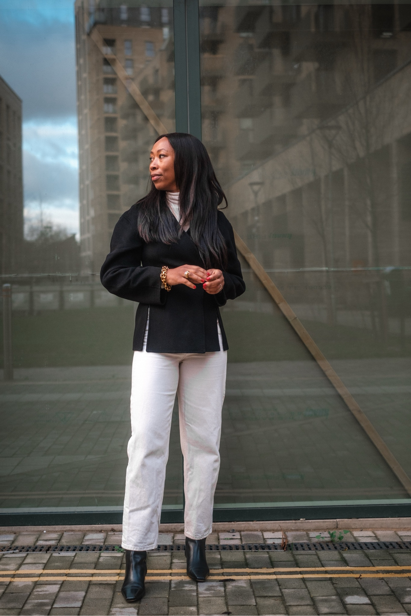 Weekend look monochrome outfit casual chic white jeans black fitted blazer 