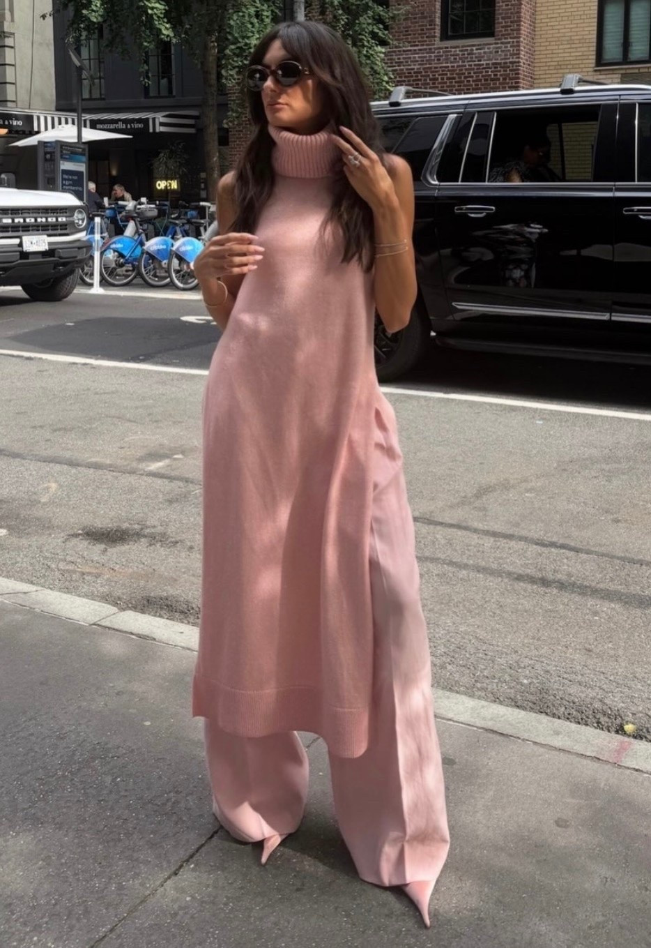 Paige Disorbo wears a quartz pink cashmere linen tunic And matching linen slouchy pants ￼￼