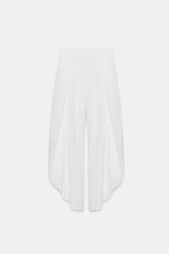 Model height: 179 cm

ZARA WOMAN COLLECTION

Mid-waist trousers with main fabric made from viscose yarn. Featuring front pleats. Wide leg. Hem with side vents. Concealed zip fastening in the seam. | Zara UK