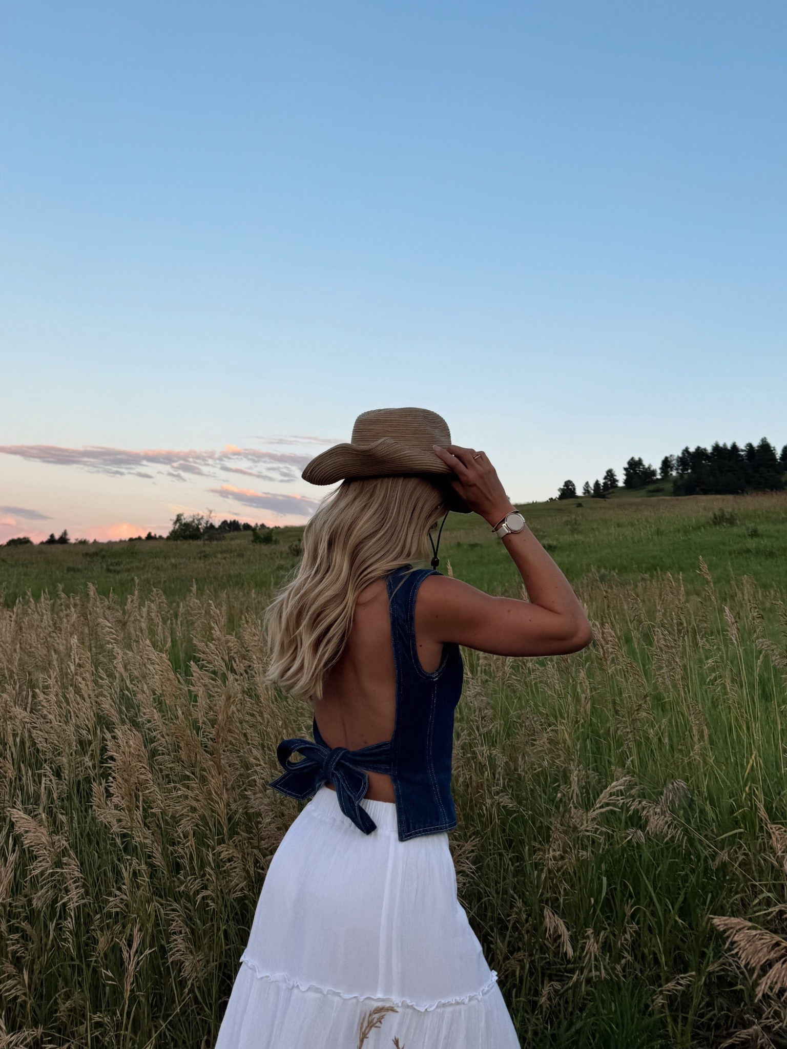 Living for these summer sunsets, flowy skirts, and open-back moments 🌾