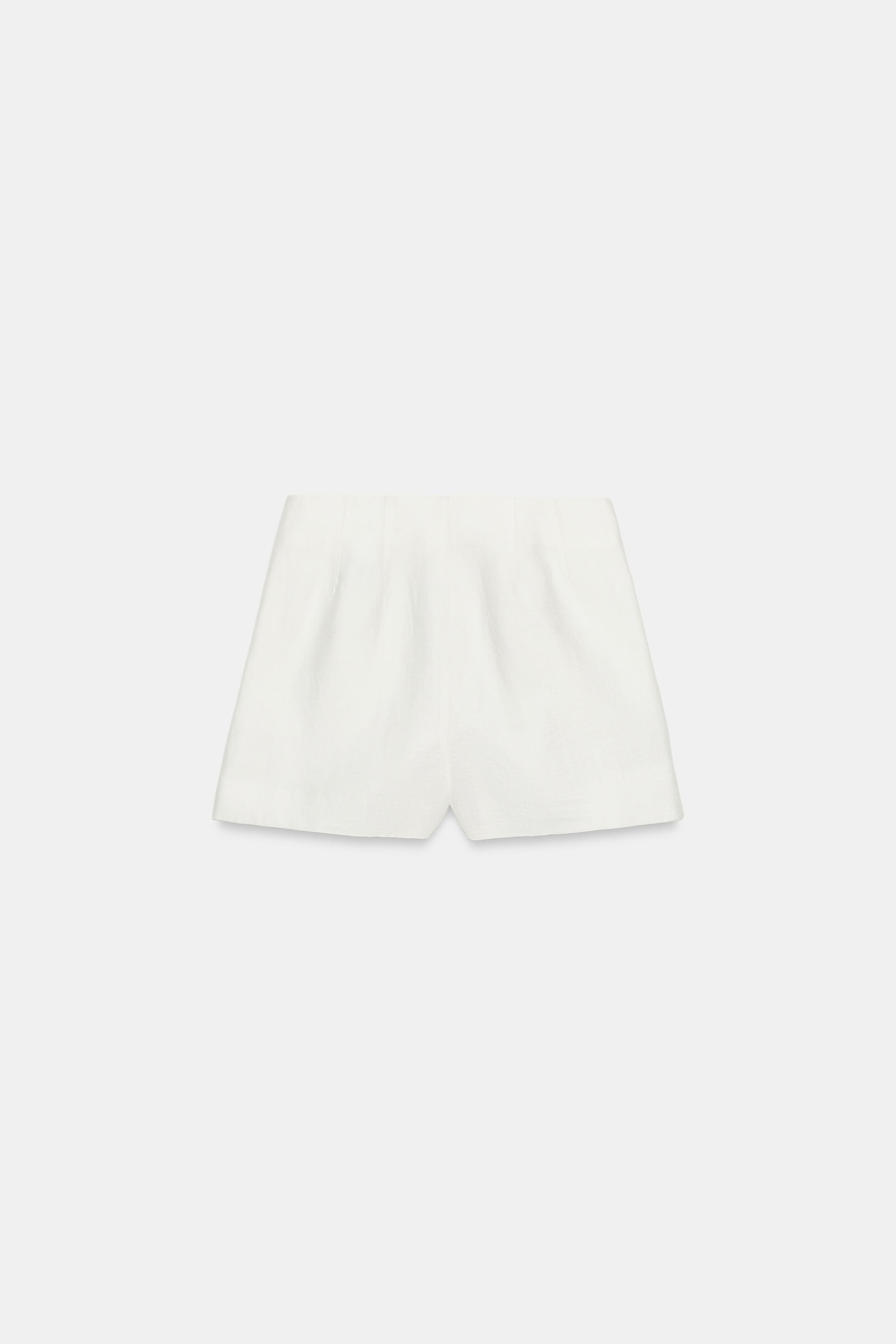 Mid-rise shorts with front pleats. Front closure with matching fabric-covered buttons. | Zara US