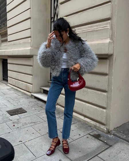 Manteau court fluffy gris, manteau fausse fourrure gris, ballet flat rouge vernis, ballerines Alohas rouge vernies, petit sac à main rouge verni 

#LTKstyletip #LTKshoecrush