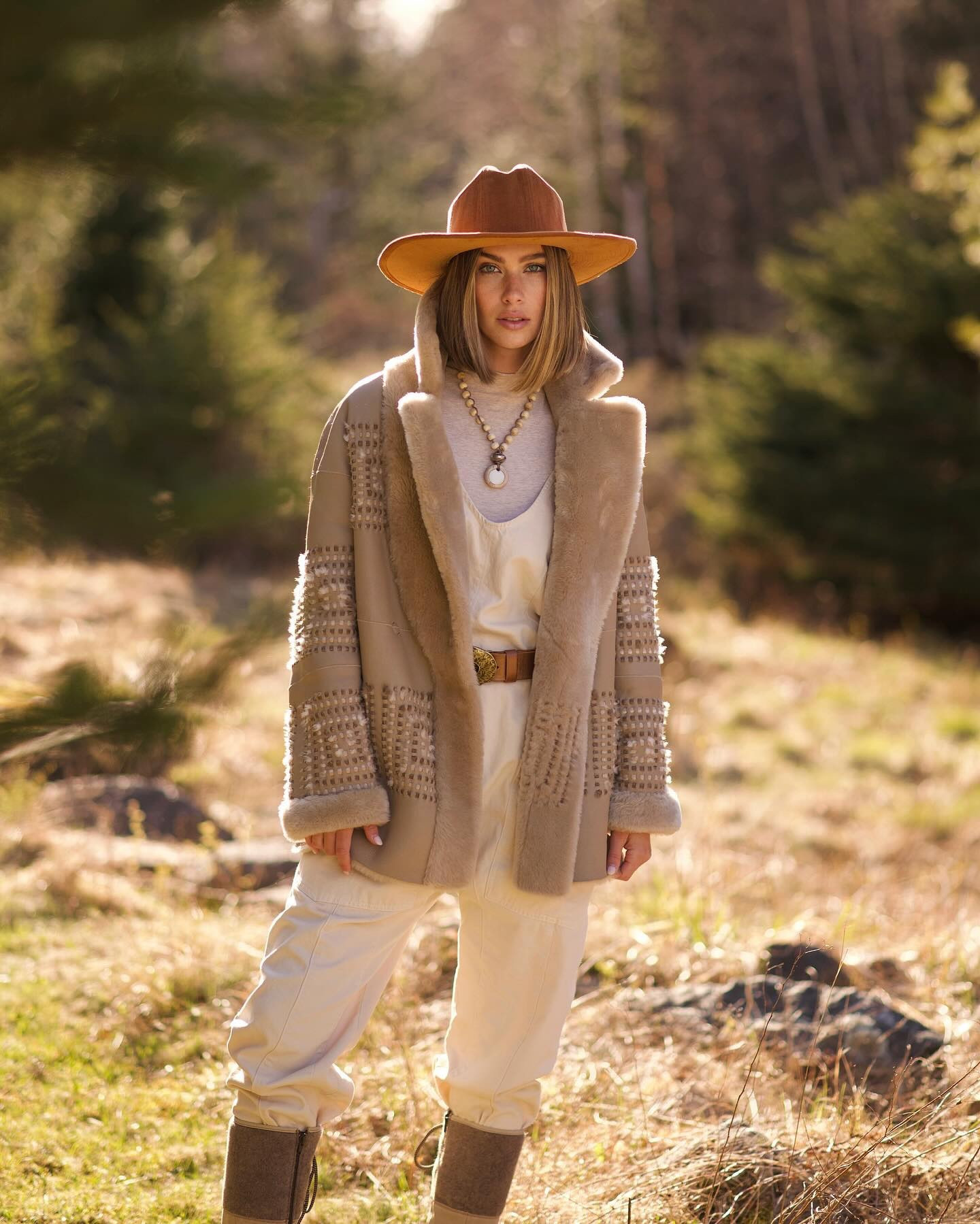 It’s that perfect time of year again in Maine! 🍂🌲 Welcoming the crisp fall season on the East Coast in my favorite @overlandsheepskin