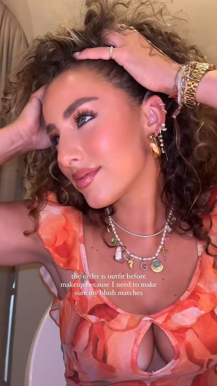 can we talk about peach blush🍑💕 obsessing over the @charlottetilbury matte beauty blush wand in “peach pop”

#LTKStyleTip #LTKSeasonal #LTKBeauty