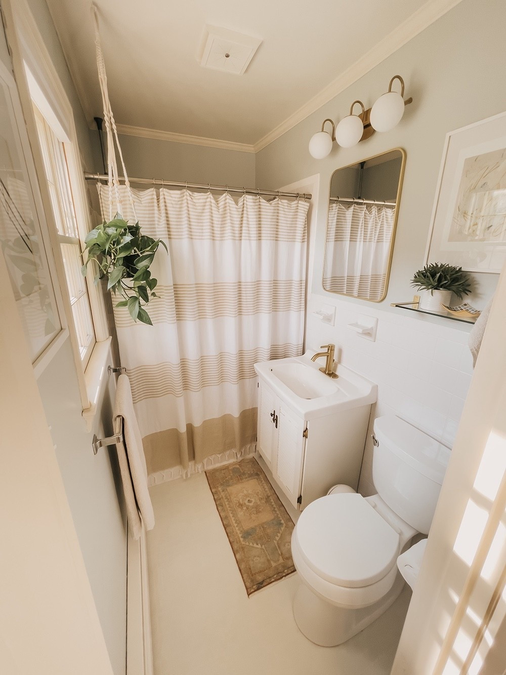 I’m repainting our primary bathroom this weekend (just feels like it needs more CONTRAST!), but the décor is all staying largely the same. Linking all of the pieces I could find here in case you love this look ⭐️ (existing paint color: “Sea Salt” from @sherwinwilliams)