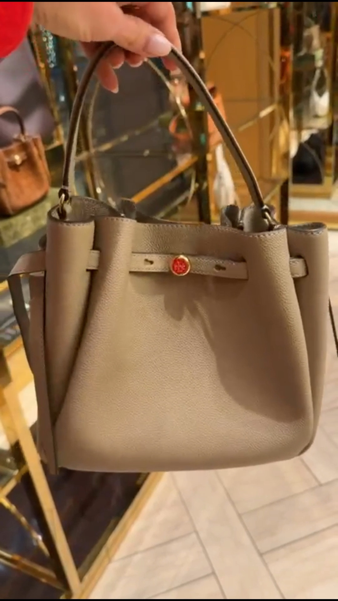 Tory Burch Romy Bucket Bag.

tory burch bag, designer bag, leather bag, annabrstyle.

#LTKOver40