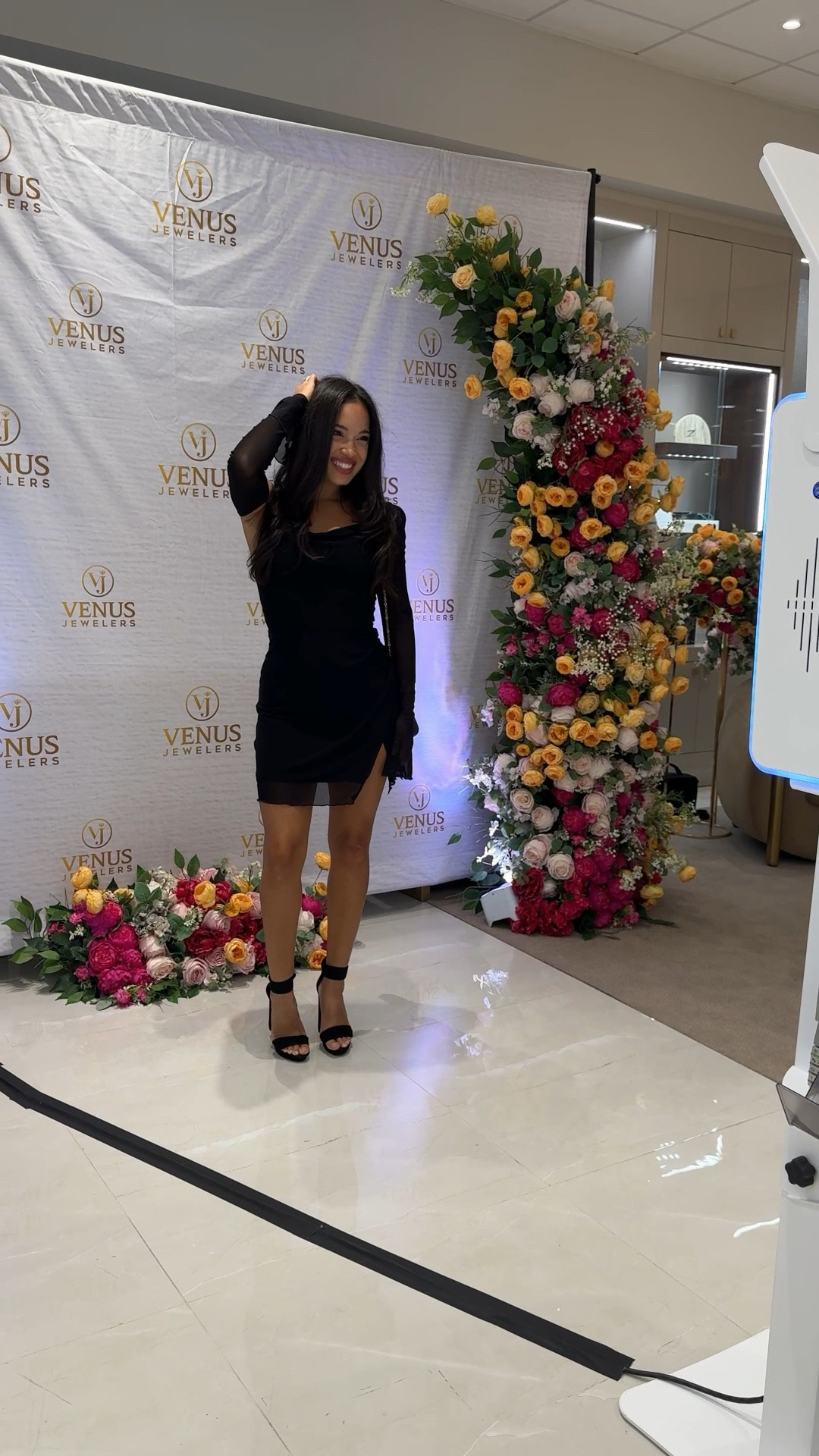 Little black dress 🖤 true to size! 5’5” 125lbs wearing size small!
