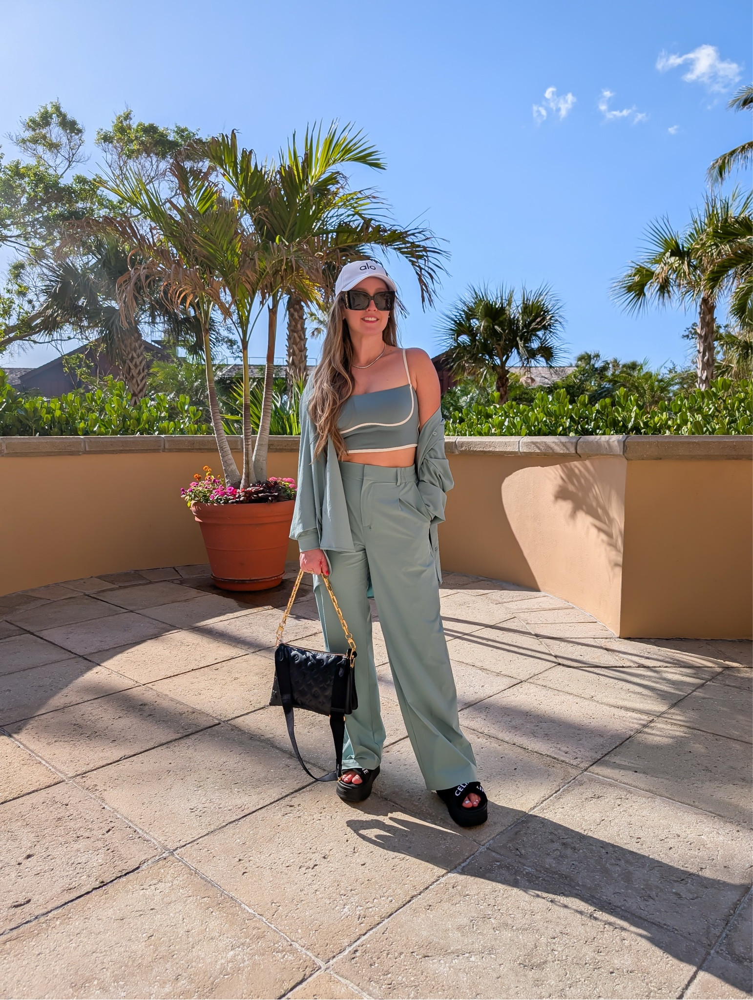 Casual day around Naples

#casualootd #alo #alooutfit #aloootd #sunglasses #casual #platformsandals