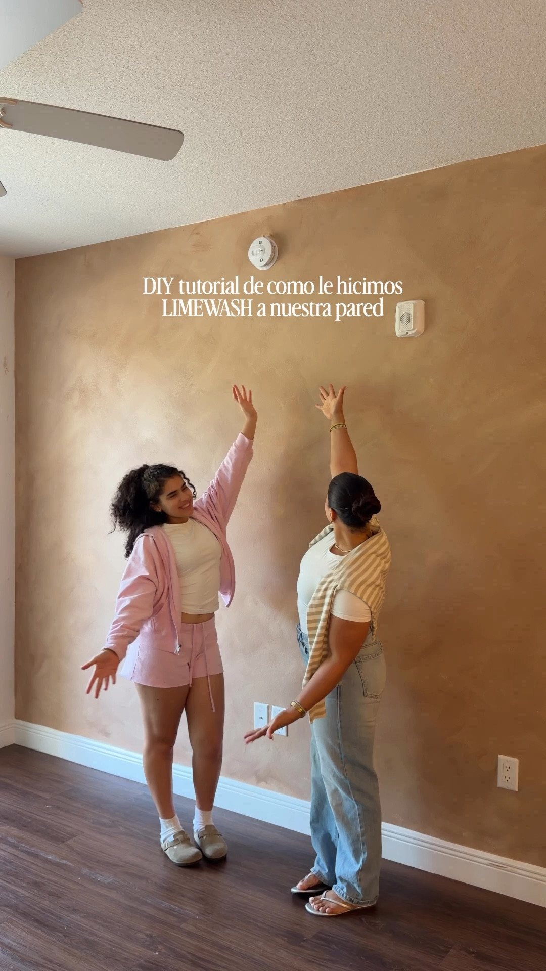 Colors:

Light color: Renoir Bisque (Flat) 
Dark color; Dynasty Marquee (Nutshell)

Paint brand: BEHR

Brush (brocha) : 5 inches (5 pulgadas)
