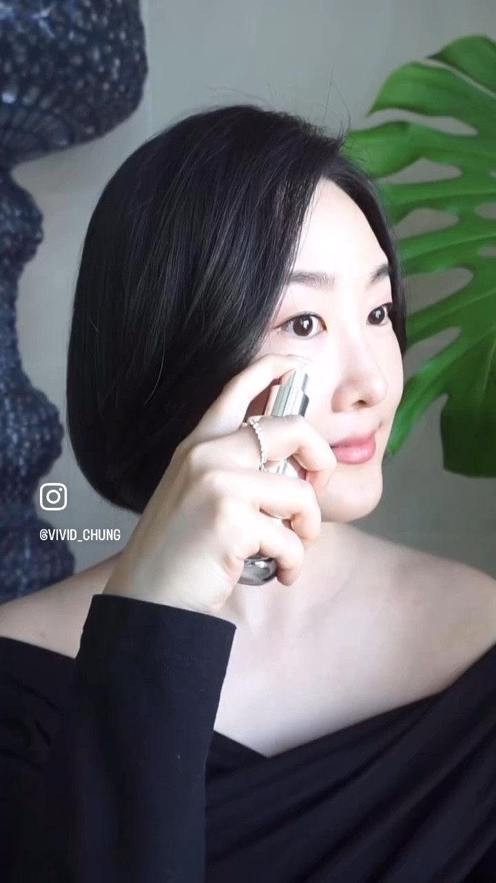 #제품협찬 @diorbeauty 🤍
디올뷰티를 대표하는 코어 안티-에이징 스킨케어 라인 디올 캡춰 토탈이 2025년 디올 캡춰 DIOR CAPTURE로 리브랜딩되었어요!

디올 캡춰 르 세럼 https://bit.ly/44Ksg1u
30ml 190,000 / 50ml 257,000 / 75ml 308,000

새로운 포뮬러로 한층 업그레이드 된 NEW 디올 캡춰 오엑스 씨 트리트먼트 르 세럼은 촉촉한 발림성에 맑고 탱탱한 피부, 정돈된 얼굴 라인을 만날 수 있어 정말 놀라웠어요.

7일¹ 만에 주름을 효과적으로 개선하는데 도움을 주고 피부 깊은 곳까지 탄력을 되찾아주어 더욱 어려 보이는 피부로 가꿔준다고 해요. 

피부 산소 공급에 도움을 주어² 피부 활력을 되찾아주는 새로운 [OX-C 트리트먼트]로 피부에 생기 충전 효과를 선사합니다. 디올의 고유한 엑소-리포좀 벡터 듀오를 통해 [OX-C 트리트먼트]는 8시간 동안 지속적으로 피부 속 깊이 흡수되어³ 피부를 더욱 탄탄하게 가꿔줍니다.
디올 캡춰 르 세럼은 97% 자연 유래 성분⁴ 으로 구성되어 있습니다.

30대 후반 건성 피부인 제 피부 타입에도 꼭 맞아 만족스러웠던 제품.
수분감 가득, 강력한 안티-에이징 세럼을 찾는 분들께 추천합니다🤍

¹ 여성 49명을 대상으로 사용 직후와 7일 후 경과를 비교한 자체 평가.
² 성분에 대한 인 비트로(In vitro) 테스트
³ 성분에 대한 엑스 비보(Ex vivo) 테스트
⁴ 자연 유래 원료 함량은 ISO 16128에 따른 단순 계산 결과로 식약처 기준에 따른 ‘천연화장품’에 해당한다는 의미는 아니며 수분 비율을 포함한 수치입니다. 나머지 3%는 포뮬러의 효과와 감촉, 안정성을 위한 요소입니다.
.
.
.
.
#디올뷰티 #디올스킨케어 #디올캡춰 #디올캡춰르세럼 #안티에이징 #스킨케어추천 #스킨케어 #디올 #dior #diorbeauty #뷰티 #스킨케어루틴 #세럼 #세럼추천 #피부관리 #탄력 #홈케어 #홈스파 #마사지 #힐링 #웰니스 #웰에이징 #일상 #라이프스타일 #뷰티인플루언서 #패션인플루언서 #liketkit

#LTKbeauty #LTKasia #LTKkorea