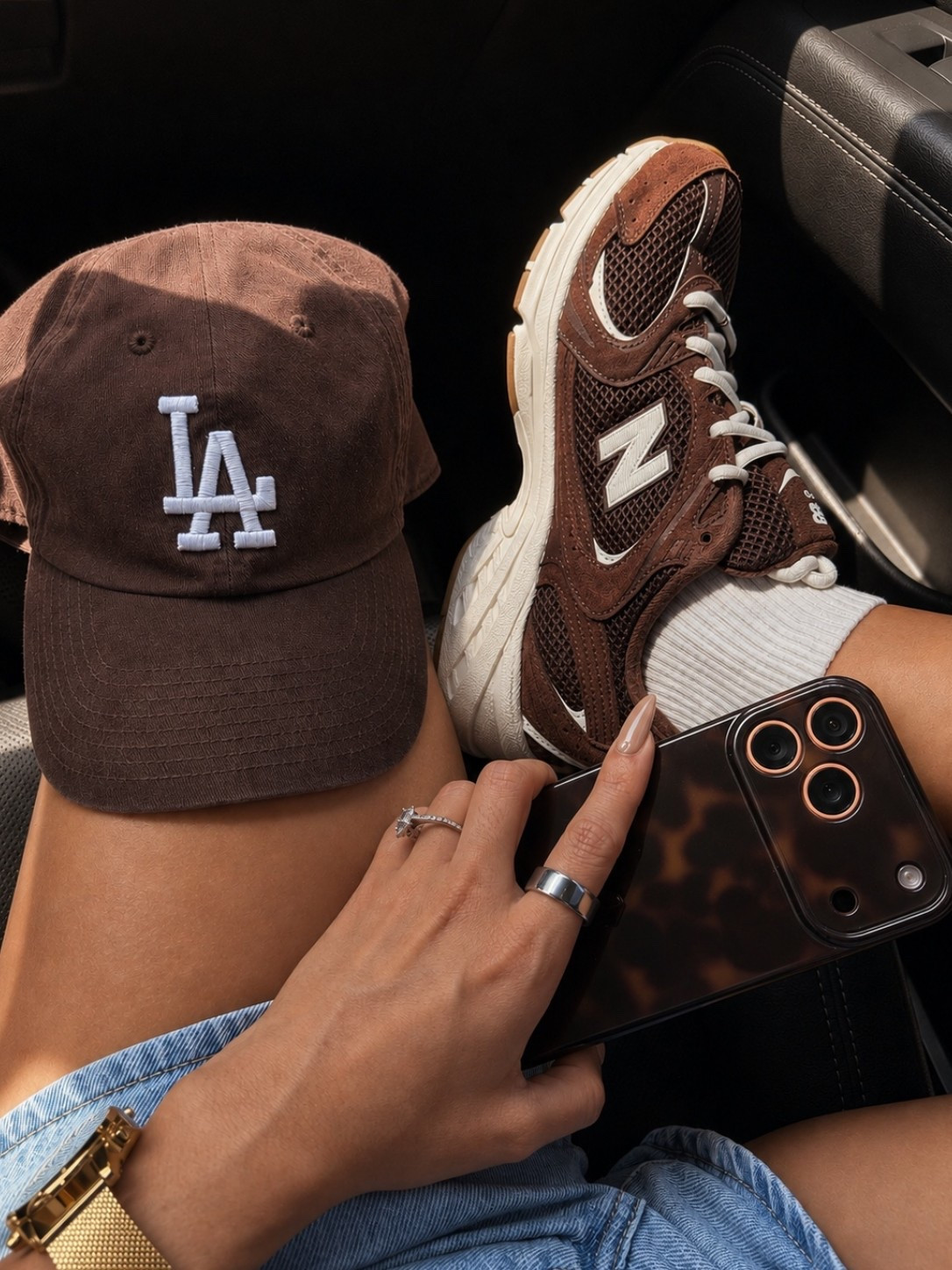 Brown sneakers, new balance sneakers, new balance 530, new balance brown 

Size 8