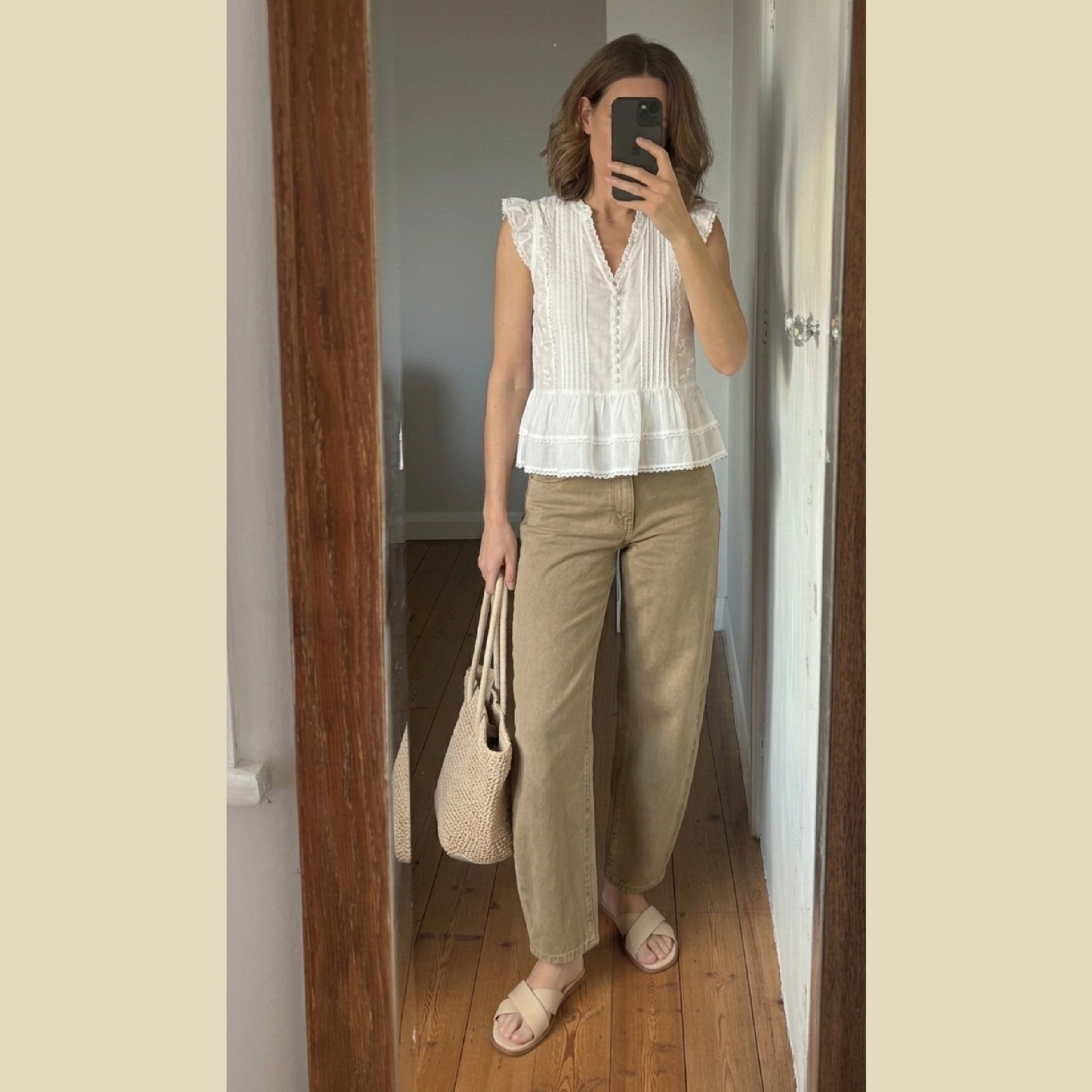 Pretty blouse with a pair of barrel jeans

#LTKover50style