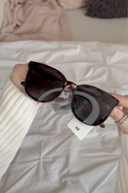 Sunglasses, glasses, H&M fashion, summer fashion, summer essentials, fashion, that girl essentials 

#LTKFind #LTKfit #LTKstyletip