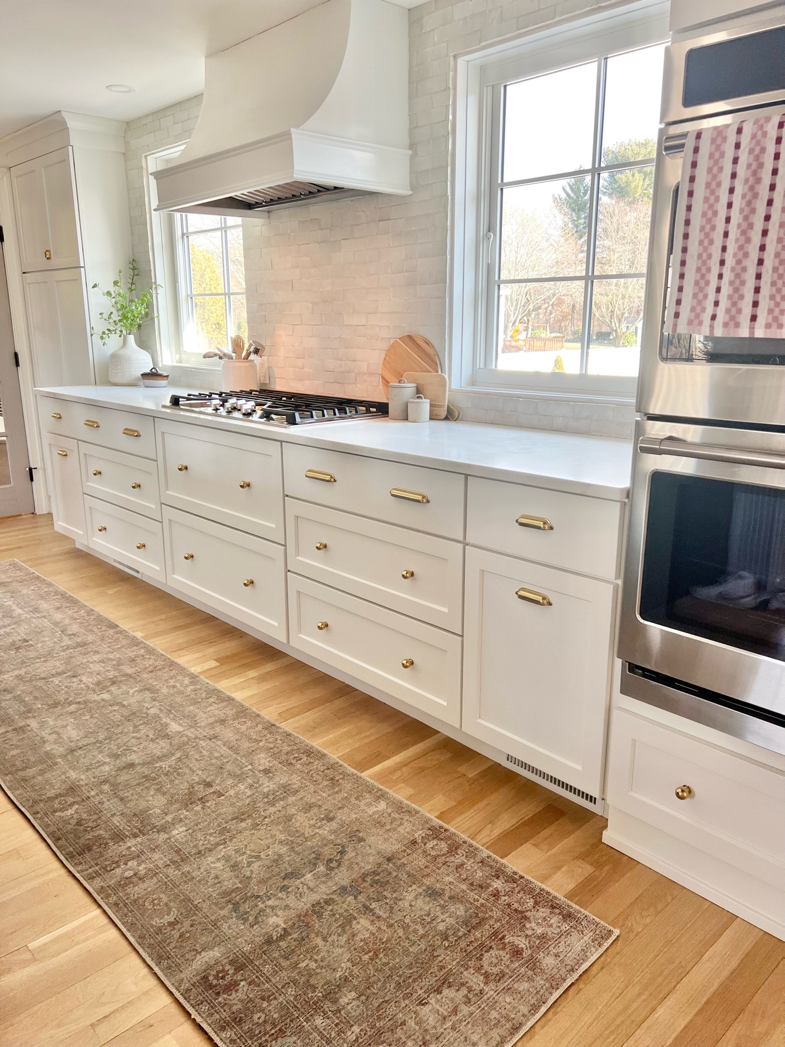 Home Decor

Kitchen, rug, oven, double ovens, hood, kitchen hood, counter tops, backsplash, white cabinets, cabinet pulls, cabinet knobs

#LTKFind #LTKhome #LTKstyletip