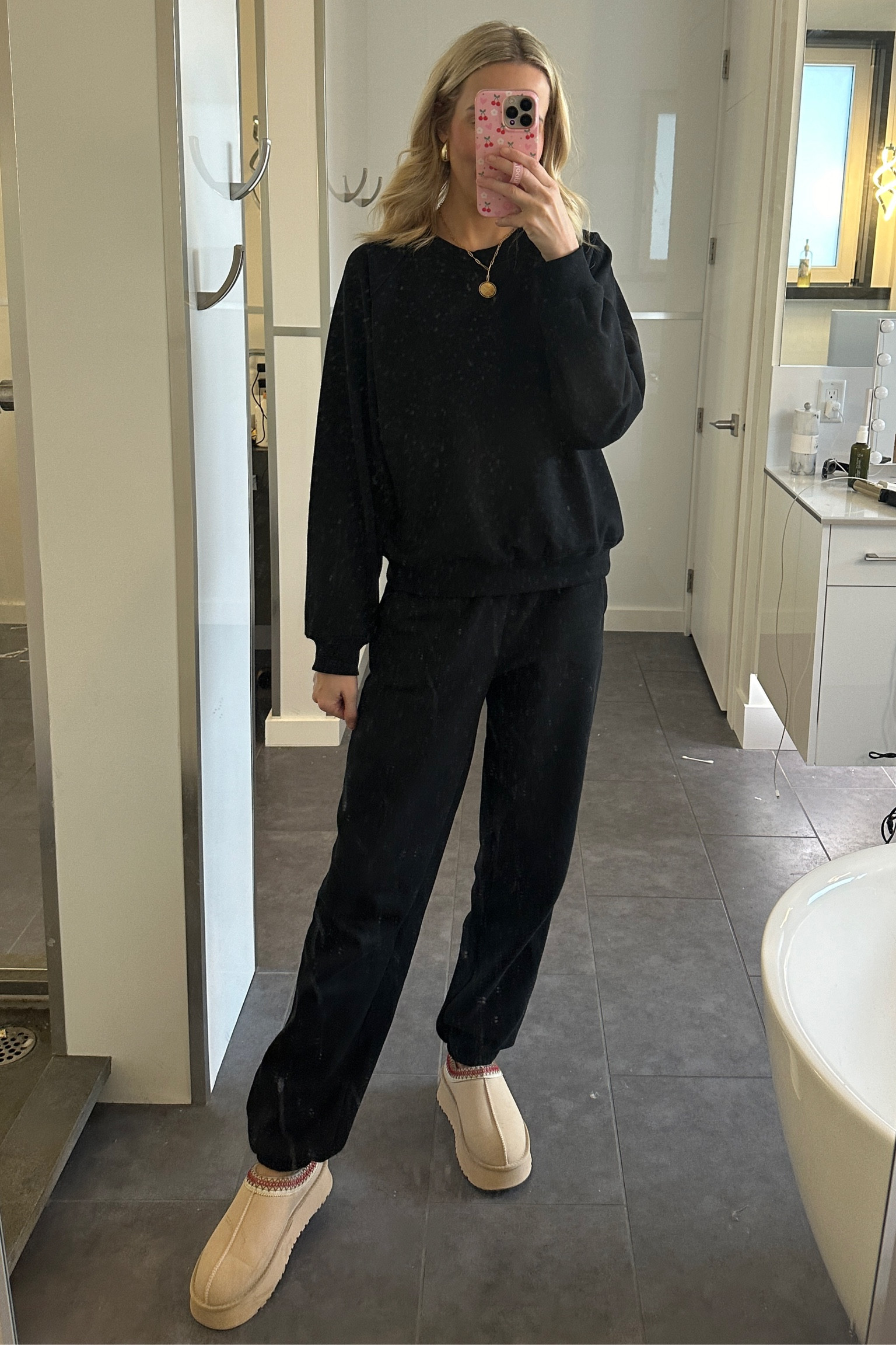 This is my favourite sweatsuit for fall ever. I am wearing Small Tall In the bottoms and small reg in the top! I am 5’8

This set is 50% off right now!

Sweatpants
Athleisure
Mom style
Easy outfit 




#LTKcanada #LTKstyletip