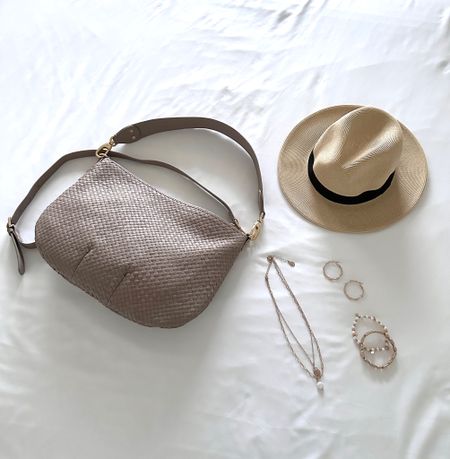 Accessories in my Spring Coastal Travel Capsule Wardrobe for 6 Days ☀️ This is what I’ll be wearing next week on our Jekyll Island and St. Simon’s Osland vacation.  See the full post on the blog with shopping links, photos and 12 outfit ideas.