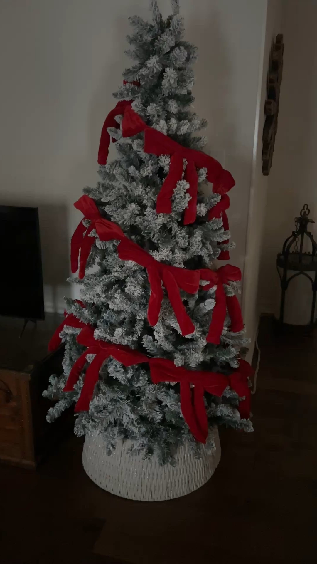 Flocked Christmas tree with red velvet bow garland 

#LTKHome #LTKFindsUnder100 #LTKHoliday