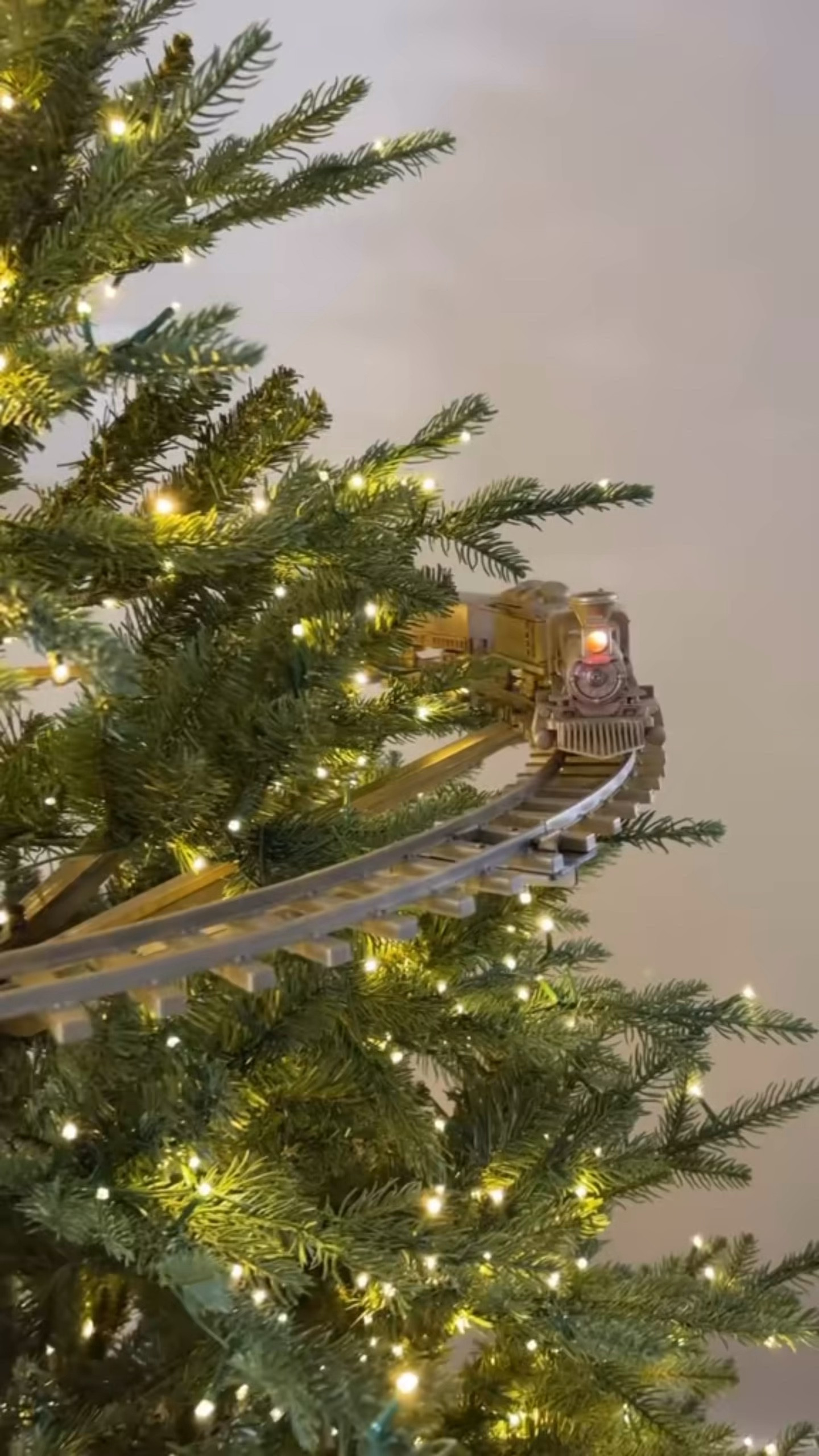 It’s the most magical time of the year… & this might be the cutest Christmas tree find ever! 🎄✨
The kids are obsessed & honestly I am too. This one’s been a forever favorite in our home!

Comment “Train” to get the links sent straight to your inbox 🫶🏻













.
.
.
.
.
.
.
#christmasfinds #cozychristmas #christmasdecor #christmastreetrain #holidaymagic #holidaydecor #holidayfinds 

#LTKHoliday #LTKGiftGuide #LTKCyberWeek