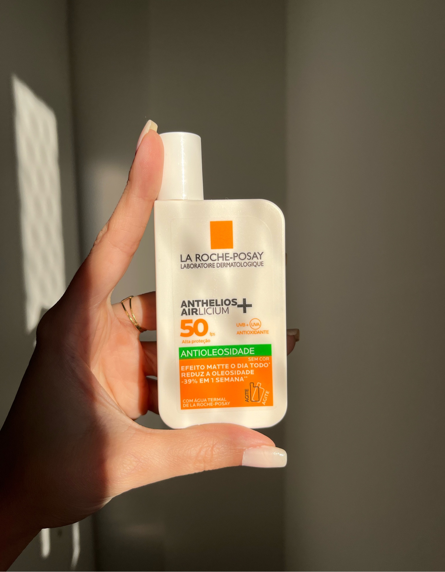 Oi gente tudo bem? Que o protetor solar é um dos principais produtos do skincare (se não o principal) todo mundo já sabe né? Pensando nisso e em todo o trabalho que tive pra achar um perfeito que fizesse com que eu me adaptasse bem (tenho pele oleosa) trouxe como meu primeiro post aqui ele, o meu queridinho Anthelios Airlicium+ Fluido Fps 50 Sem Cor, um protetor solar antioleosidade com FPS50, de fácil aplicação, sequinho (de verdade), que não irrita os olhos, não causa acne e nem irritação. O preço dele normalmente varia entre 85 e 95 reais maaaas estou sempre de olho para postar promoções maras para vocês. Um beijo #larocheposay 

#LTKbeauty #LTKbrasil