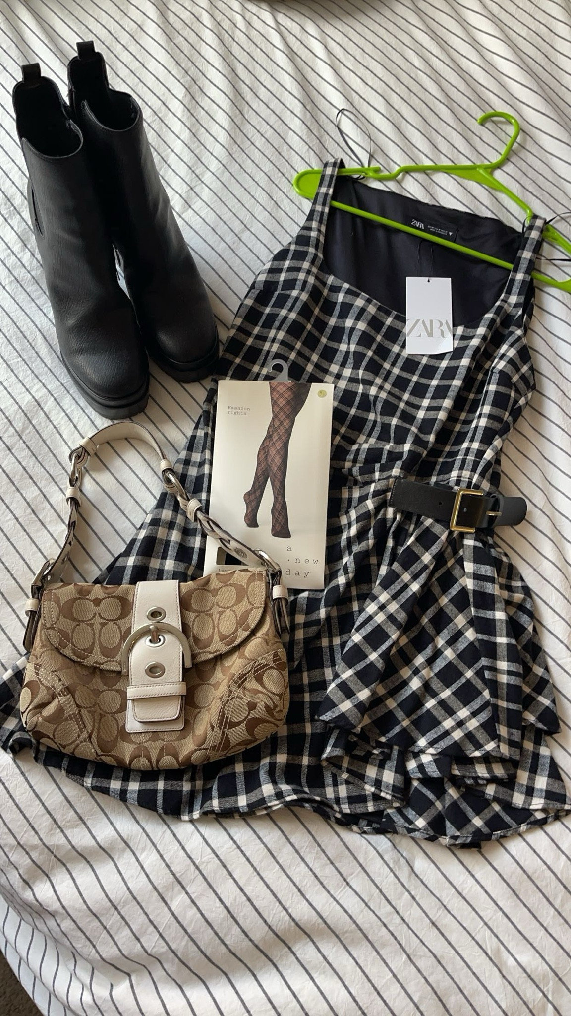 LOVE the black and white look!!

#LTKSeasonal #LTKStyleTip #LTKHoliday