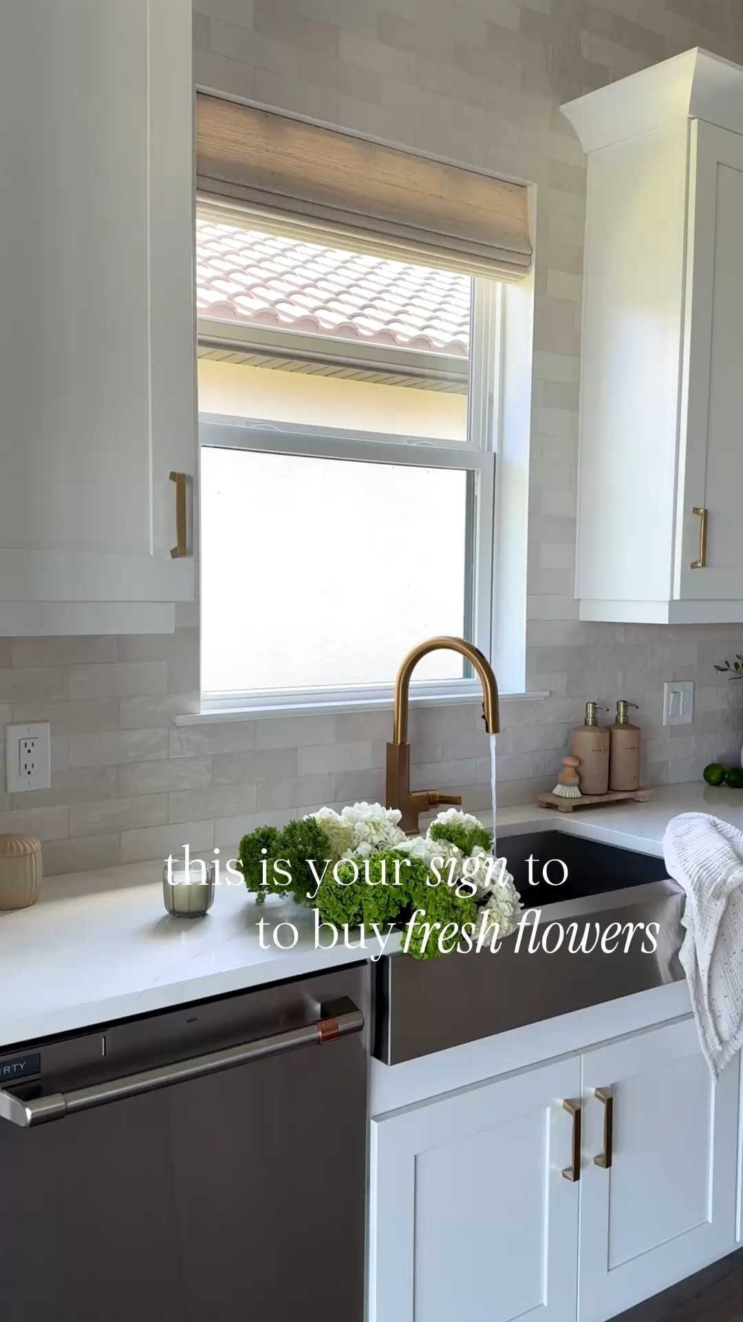 This is your sign to buy fresh flowers…. 🤍

Ps. These are on sale right now @wholefoods 


#freshflowers #summerkitchen #kitchenwindow #kitcheninspo #summerhome #summerkitchen #kitchendecor #summerdecor

#LTKHome #LTKSeasonal