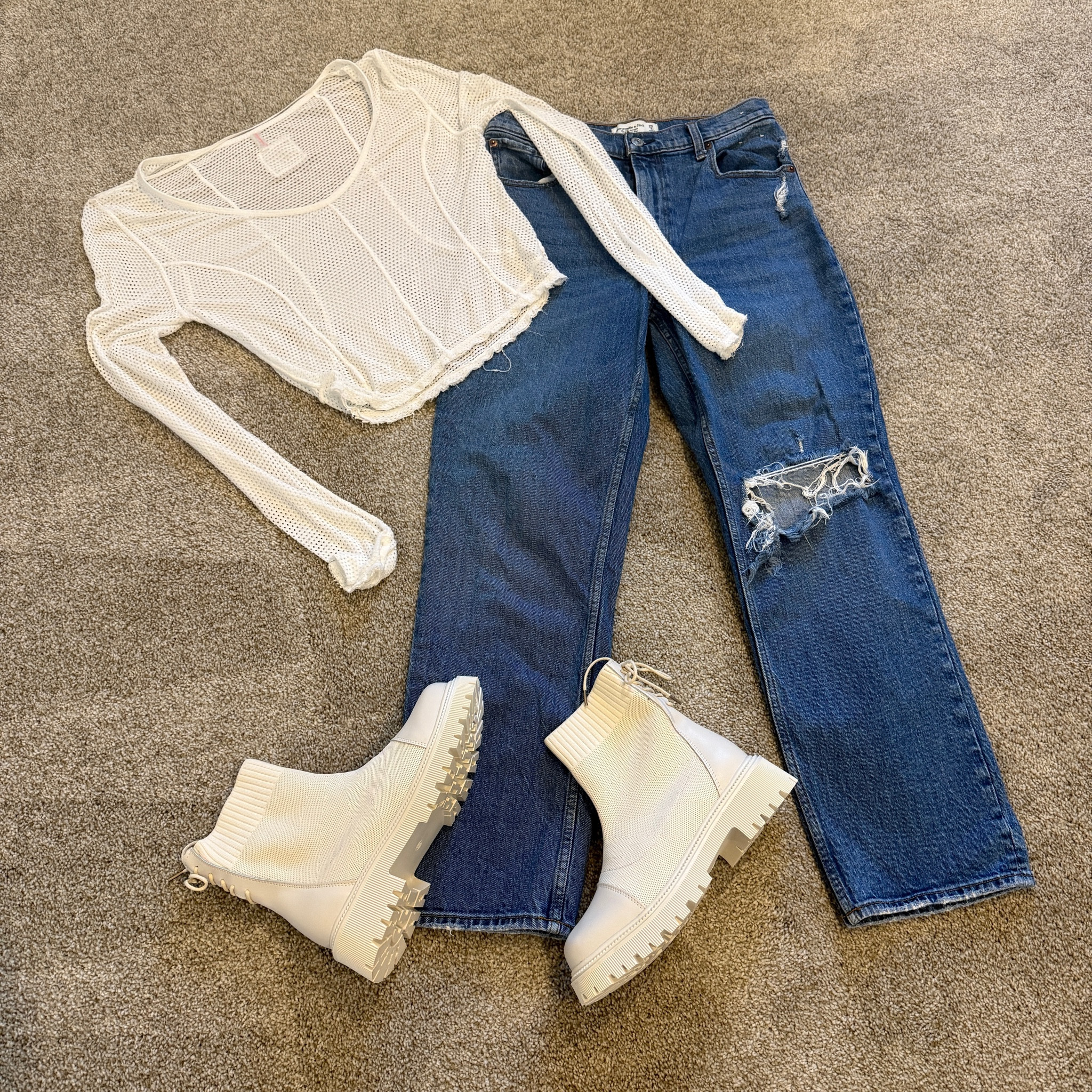 #boots #whiteboots #whitecombatboots #jeans #favoritejeans #trendy #freepeople #whitetee #classic #whitetop