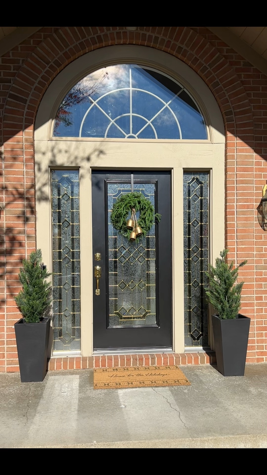 Christmas front door decor! 

Christmas front porch decor, Holiday porch decor 

#LTKHome #LTKHoliday
