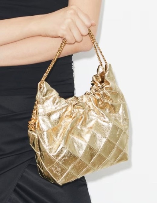 MINI FLEMING METALLIC HOBO BAG

Enduring glamour. Made of soft metallic leather, the Mini Fleming Hobo Bag is designed with diamond pattern pintucks and a braided chain strap, laced with leather. Finished with a Double T charm

#LTKootd #LTKTravel #LTKWorkwear