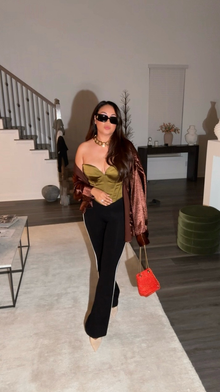 Como están?!! An outfit that could be paired with a boombox and a beatbox beat 💁🏽‍♀️😆😎 keeping it real… it was the side stripes and chunky chain that brought me back.. but in reality this look is 2025 and I would wear it to brunch or to any fun event/occasion. Follow me for more tips on styling looks that are unique and true to whatever I feel like pairing together 💛 #rundmc #walkthisway #ootd #grwm #styling

#LTKFindsUnder100 #LTKParties #LTKSummerEdit