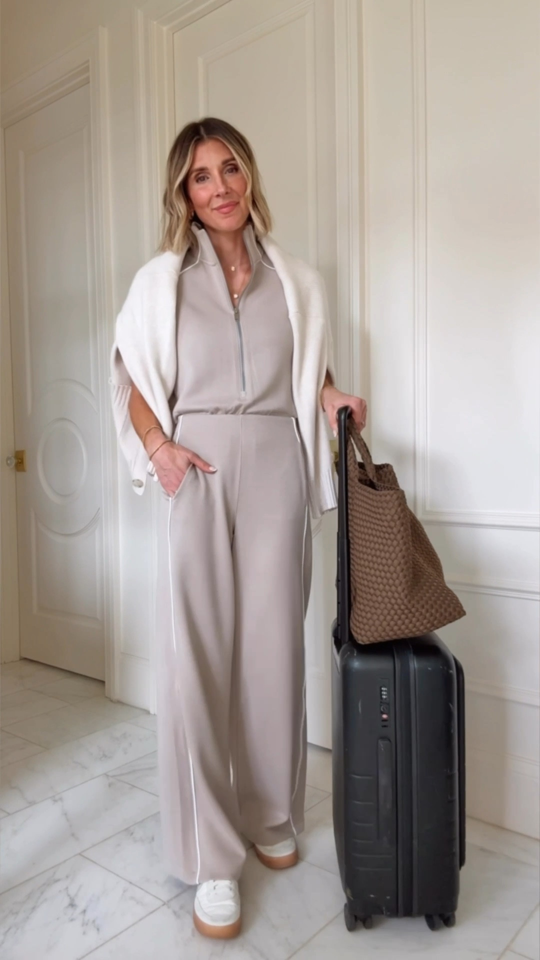 I'm 5'7 and wearing size xs in this spanx jumpsuit.

Airport outfit 
Cellajaneblog 