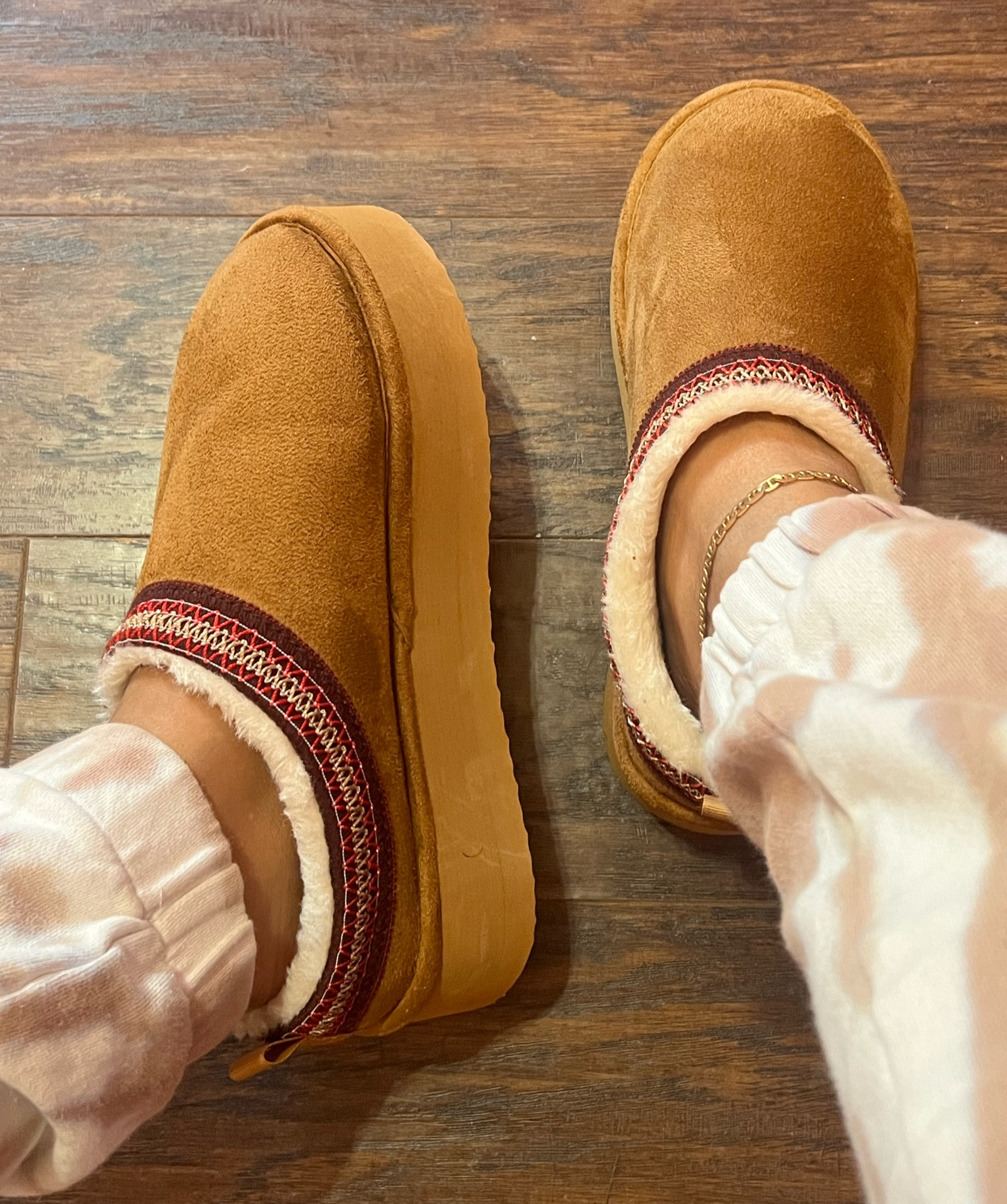 Cute comfy slides 

#LTKHoliday #LTKFindsUnder50 #LTKGiftGuide
