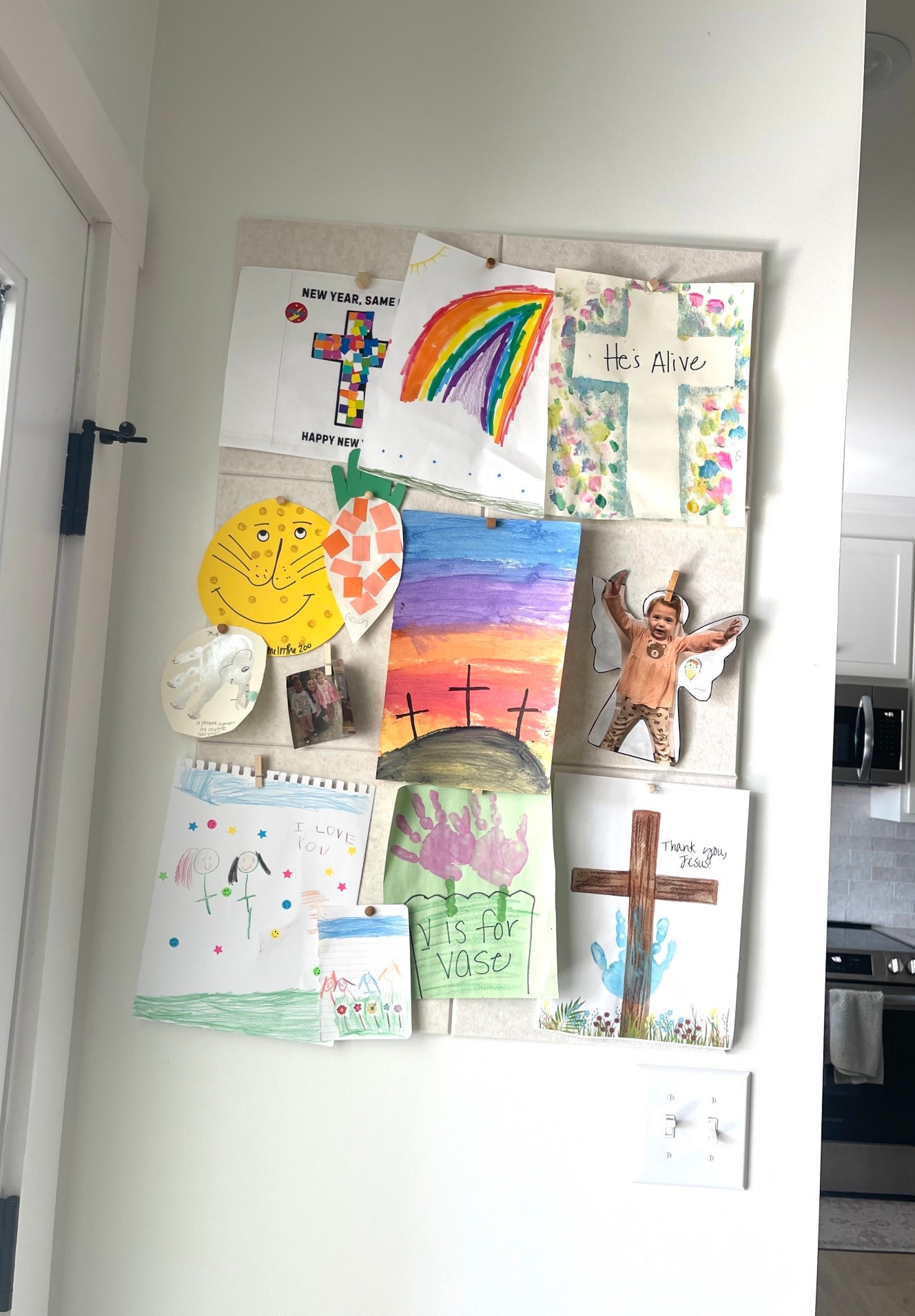 I love being able to display my kids’ artwork all together (besides the refrigerator). And the best part is it doesn’t damage your walls!! 

Mothers Day Gift Idea. Toddler mom. Arts and crafts. Bulletin board. 

#LTKMothersDay #LTKmomlife #LTKHome