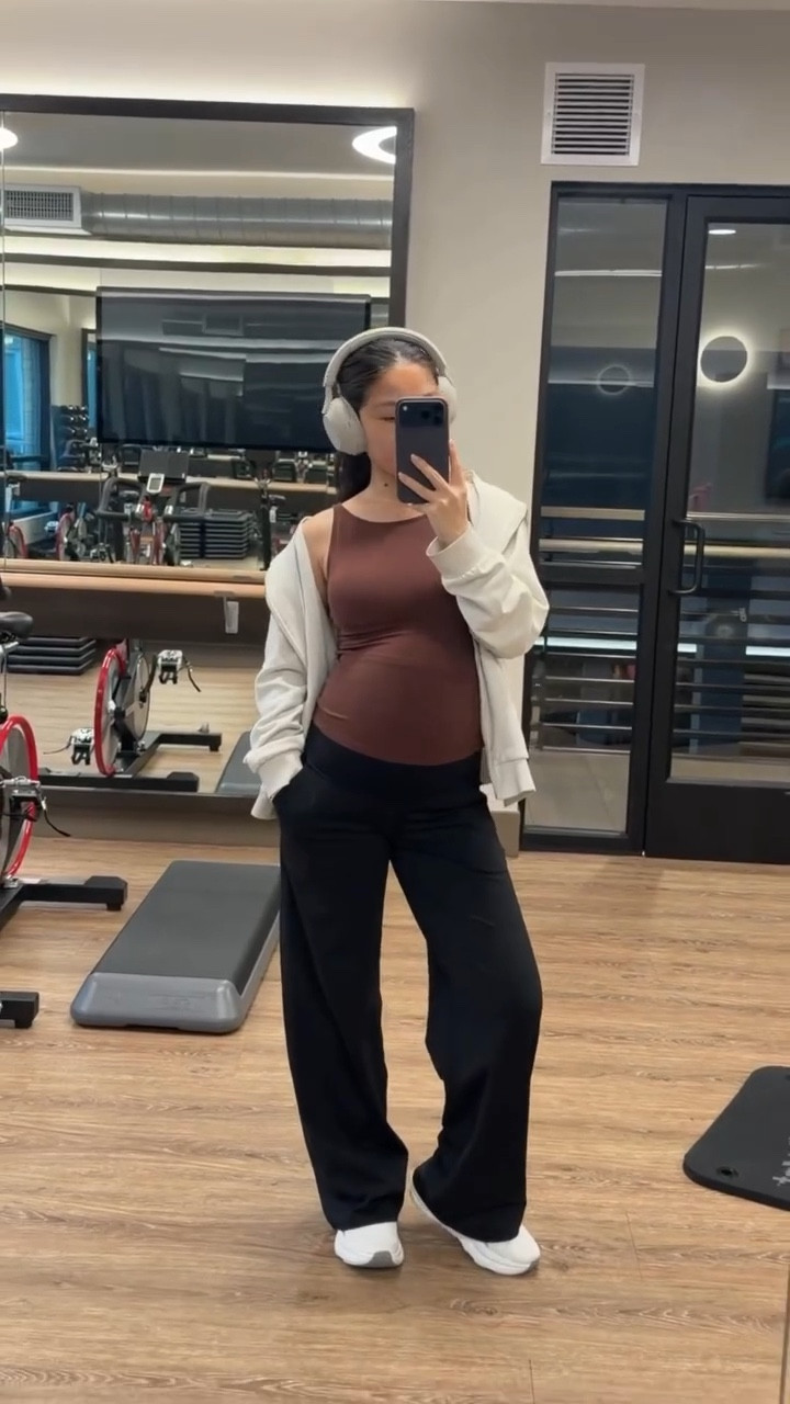 Being pregnant means hating to wear bras, everything is so uncomfy and short, so this top from @klassy is a life saver🥹



#LTKBump