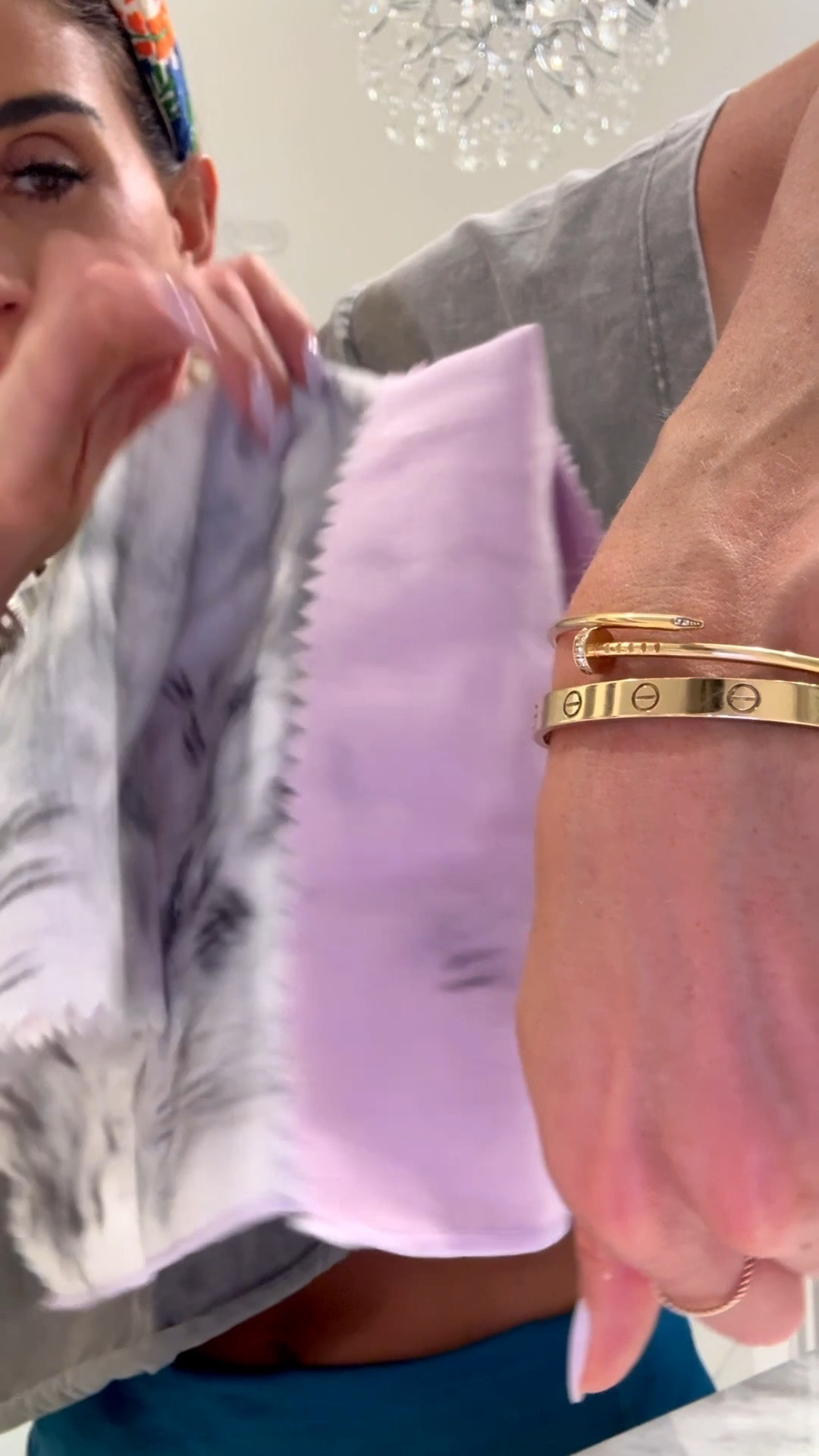 Gold polishing cloth that shines any jewelry up right away! Works like a charm!