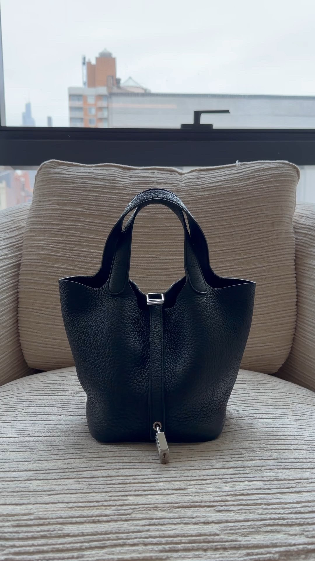 What’s in my bag this winter ❄️

#LTKSeasonal