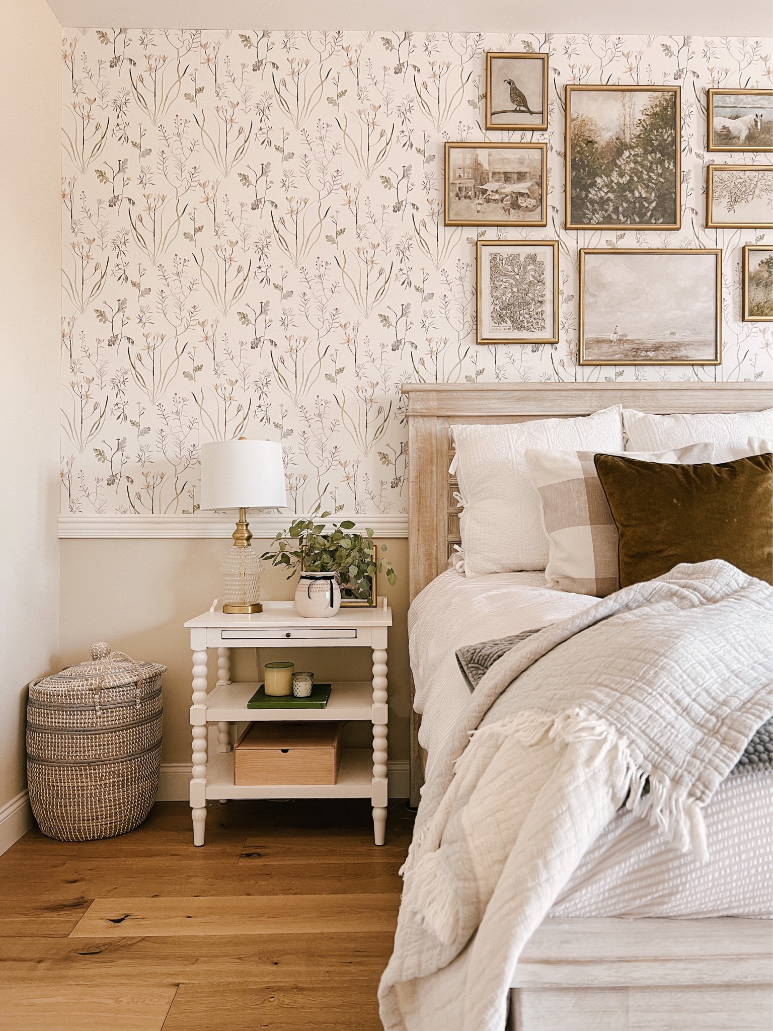 A new Sunday Post is up on the blog today … with yummy baked pears, my favorite plaid finds, a DIY ornaments tutorial, and the beautiful + functional bag I’m currently crazy over 💛 #thesundaypost