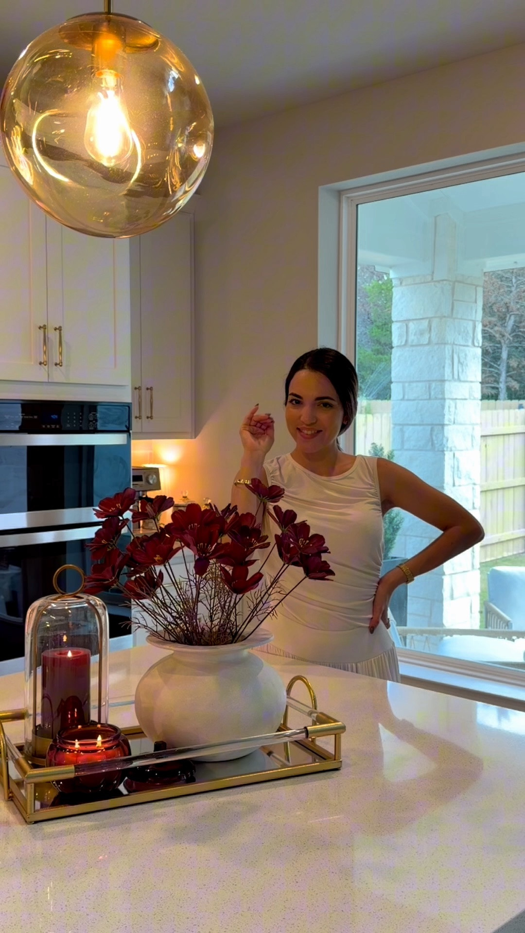Me fui a Target por unas flores que me encantaron y terminé haciendo esta pequeña decoración en la isla de mi cocina para darle ese toque de otoño que tanto amo. 🍂🤎

A veces no necesitas cambiar demasiado: unas flores bonitas, una base sencilla, una vela y pequeños detalles pueden transformar por completo un espacio y hacerlo sentir mucho más acogedor.

Me encantó cómo quedó este rinconcito. ✨

Déjame saber en los comentarios si te gustaría recrear algo así en tu hogar y con gusto te envío todos los detalles para que también te motives a hacer una pequeña transformación en casa. 🤎#decor #otoño

#LTKHome