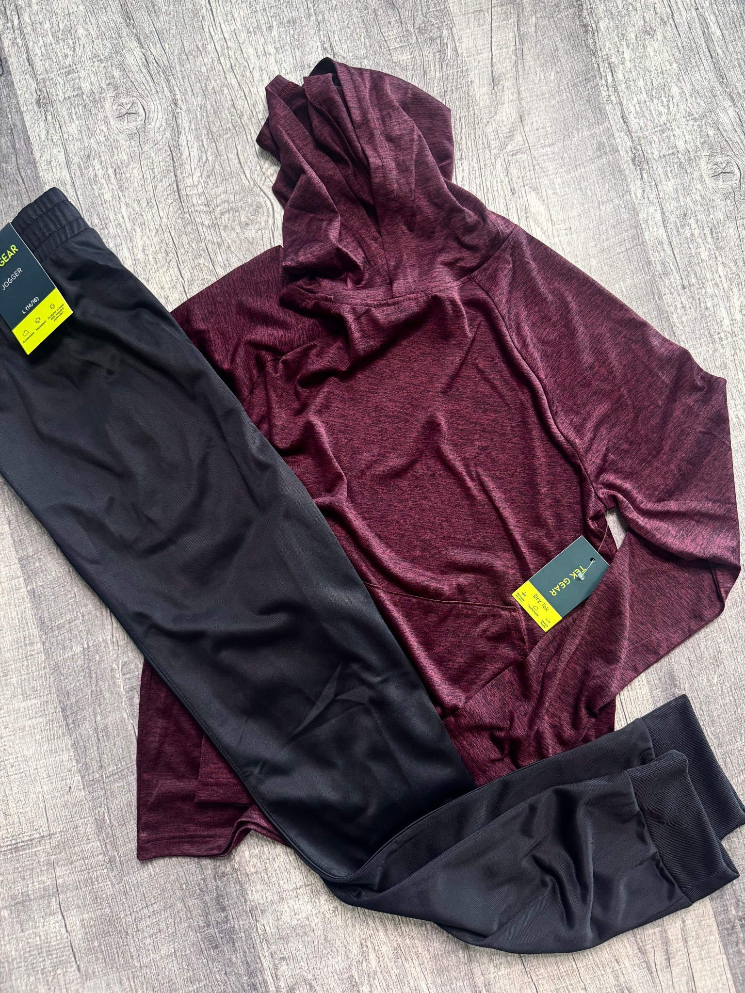 I’m back with another awesome boy’s clothing find! Weston is growing like a weed, and I love when I find good quality clothes that are affordable! These Tek Gear Joggers are so nice, and they come in all kinds of different colors! I loved this hooded dri fit shirt I found to go with the joggers! The shirt comes in different colors as well! #kohls #kohlsboysclothingfinds #kohlsboysclothes #boyclothes 