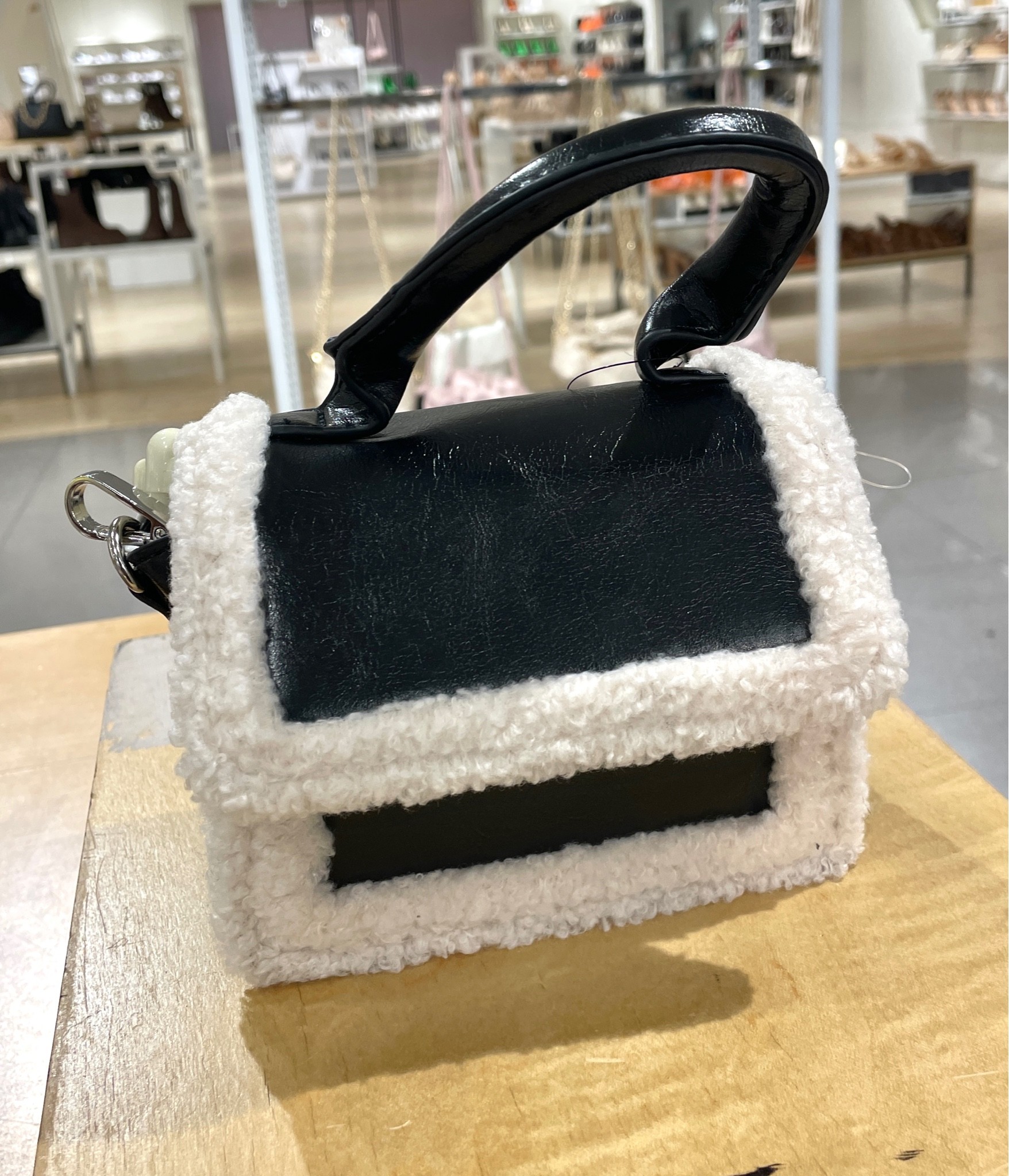 #furtrimbag #furtrimpurse #sherpatrimbag #sherpatrimpurse  #minibag #minitote #furrypurse #furryhandbag #gift

#LTKitbag