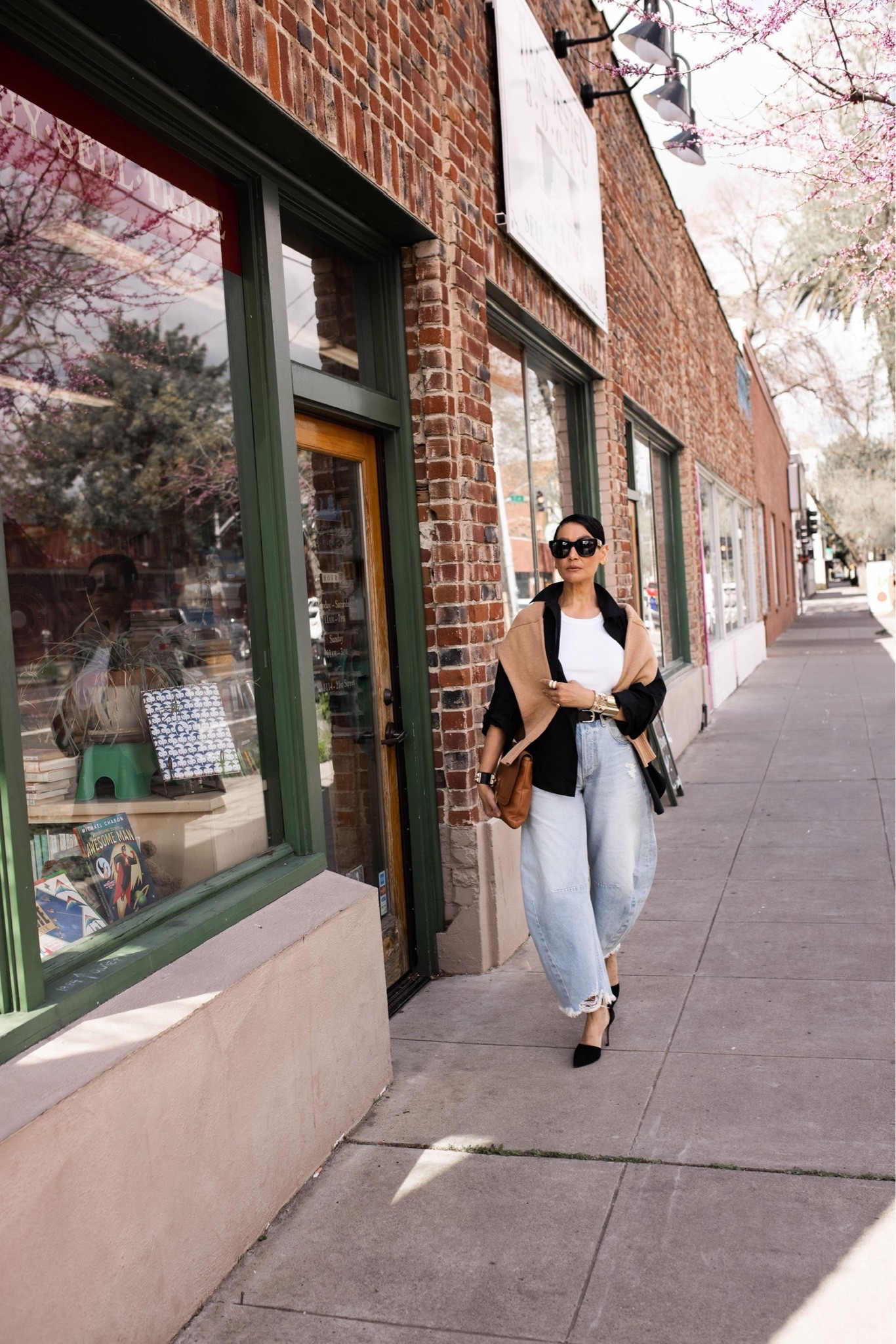 A little borrowed-from-the-boys energy—with a feminine twist. Relaxed denim, classic layers, pointed heels, and the accessories that pull it all together. Effortless, elevated, and made for strolling through town. 🤎
