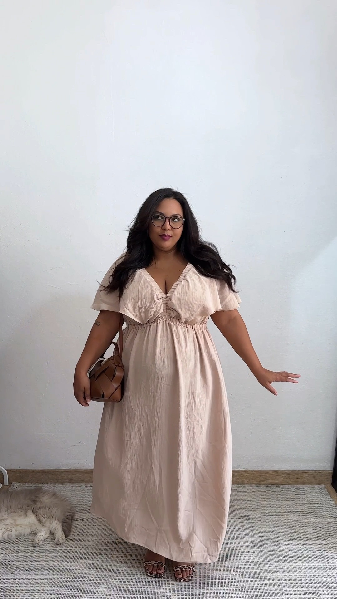 Neutral tone curvy dress for summer 

#curvydress #neutrals #summerfashion #midsizefashion #maxidress 