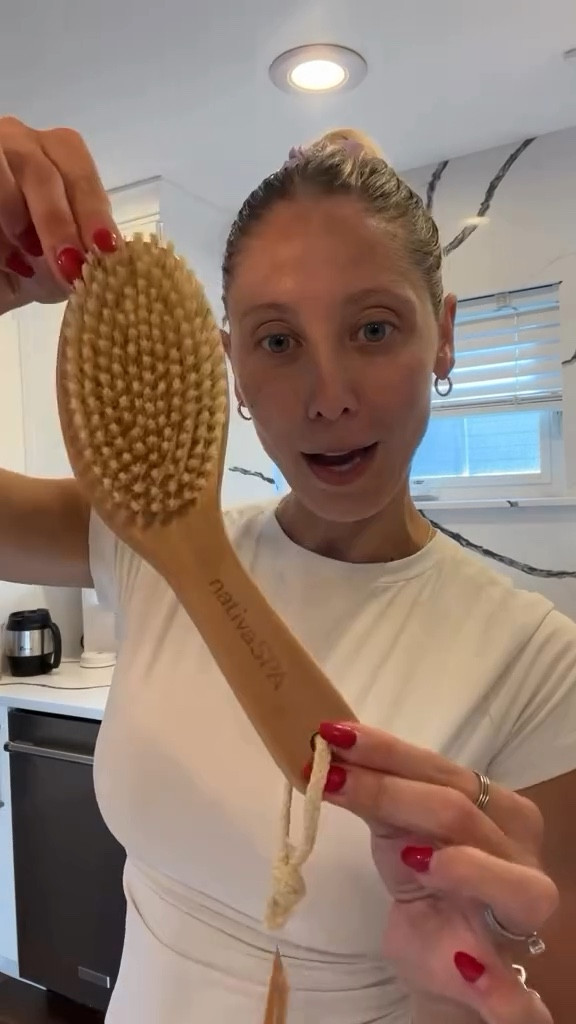 As someone who has superficial lymph nodes dry brushing has helped with inflammation and drainage! Mine are mostly on my neck (yes you can notice in some videos) and for the longest time I was very self conscious about it. Once I started using @nativaspa_official dry brush I instantly saw a difference and the inflammation had went down. (My personal experience I know everyone’s bodies are different!)

If you want to add a quick extra step in your routine to help you look and feel your best than maybe try out dry brushing✨

#drybrushing #antiaging #momsofinstagram #lymphaticmassage #lymphaticdrainagemassage #drybrush #wellness #morningvlog #reelsi̇nstagram #reelsvideo❤️ #reels